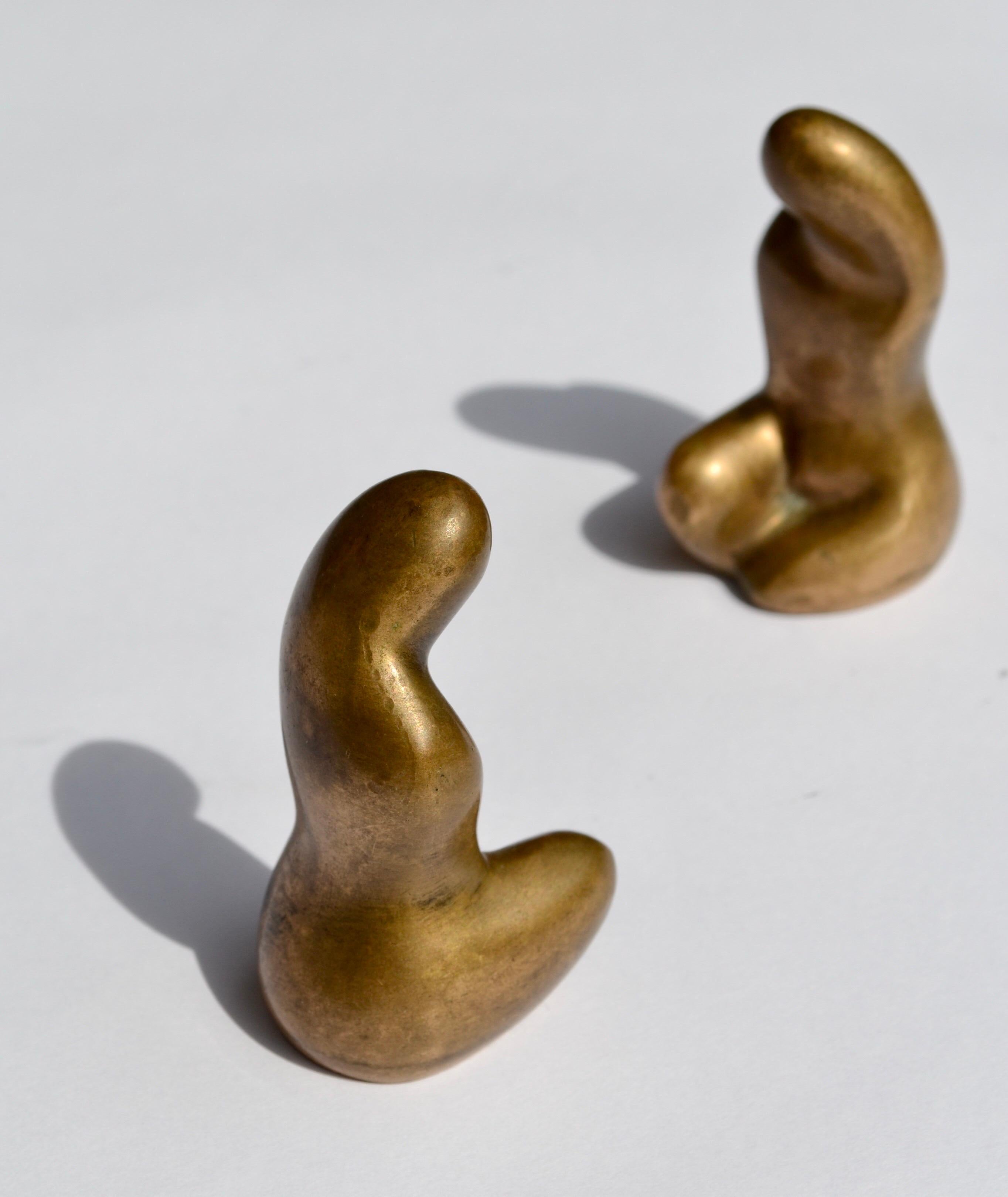 Coppia di statuette in bronzo fuso degli anni '70 - Francia. In condizioni buone in vendita a SOTTEVILLE-LÈS-ROUEN, FR