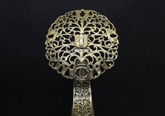 Un par de firedogs de hierro fundido con adornos de latón