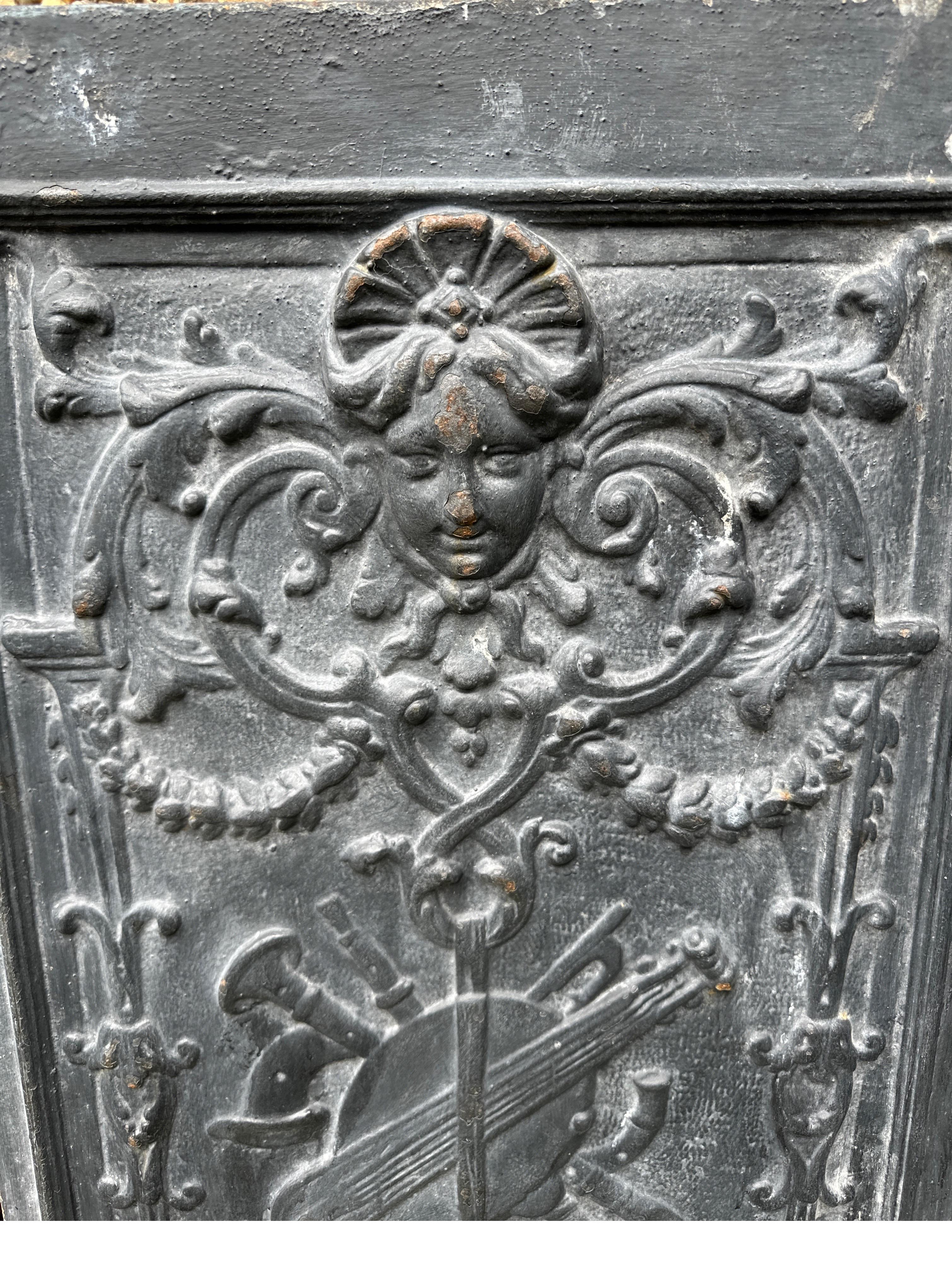 A pair of cast iron panels In Good Condition For Sale In Southall, GB
