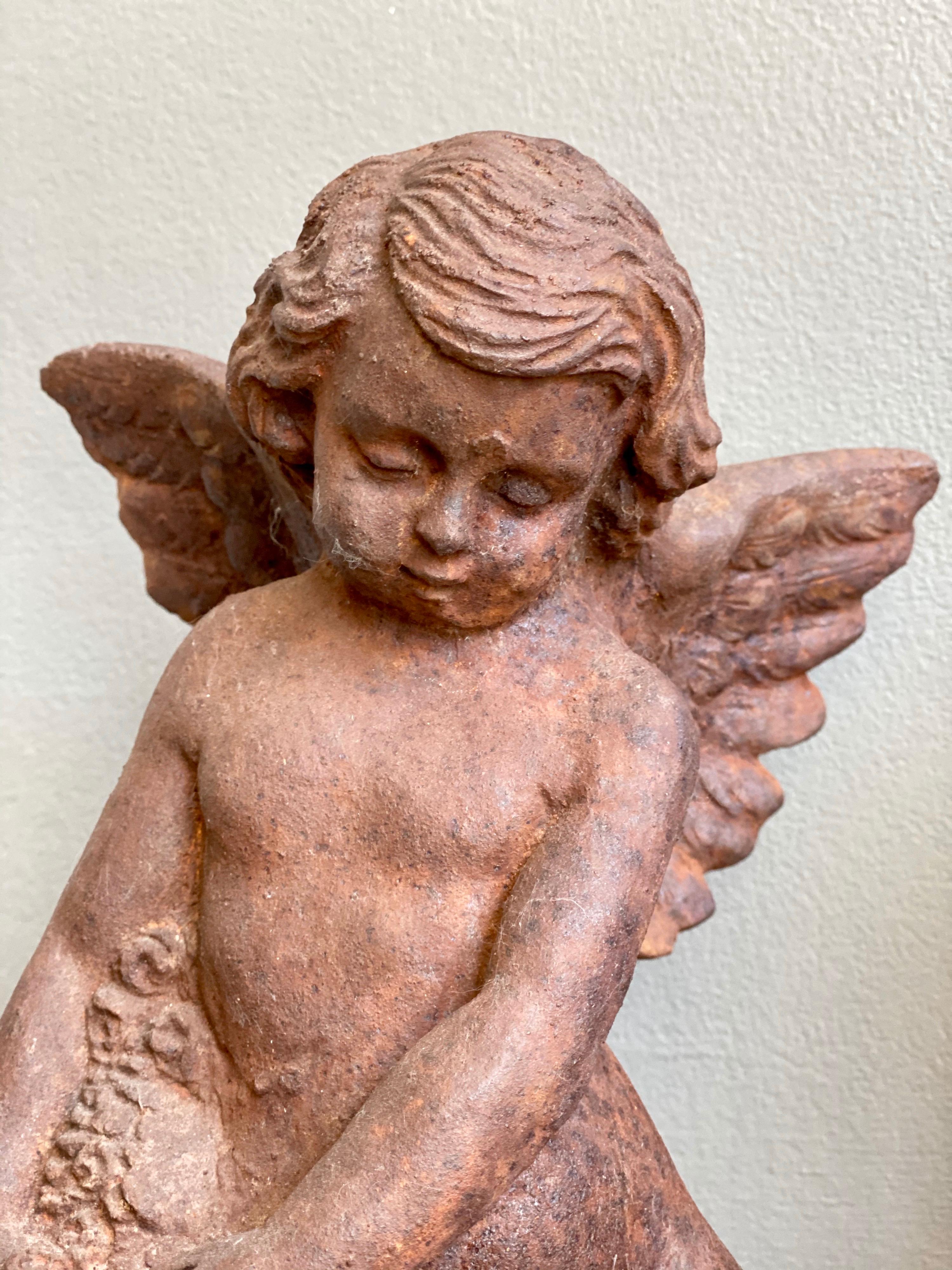 Paire de figurines de putti en fonte en vente 3