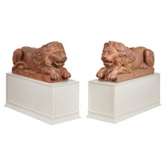 Paire de lions couchés en fonte