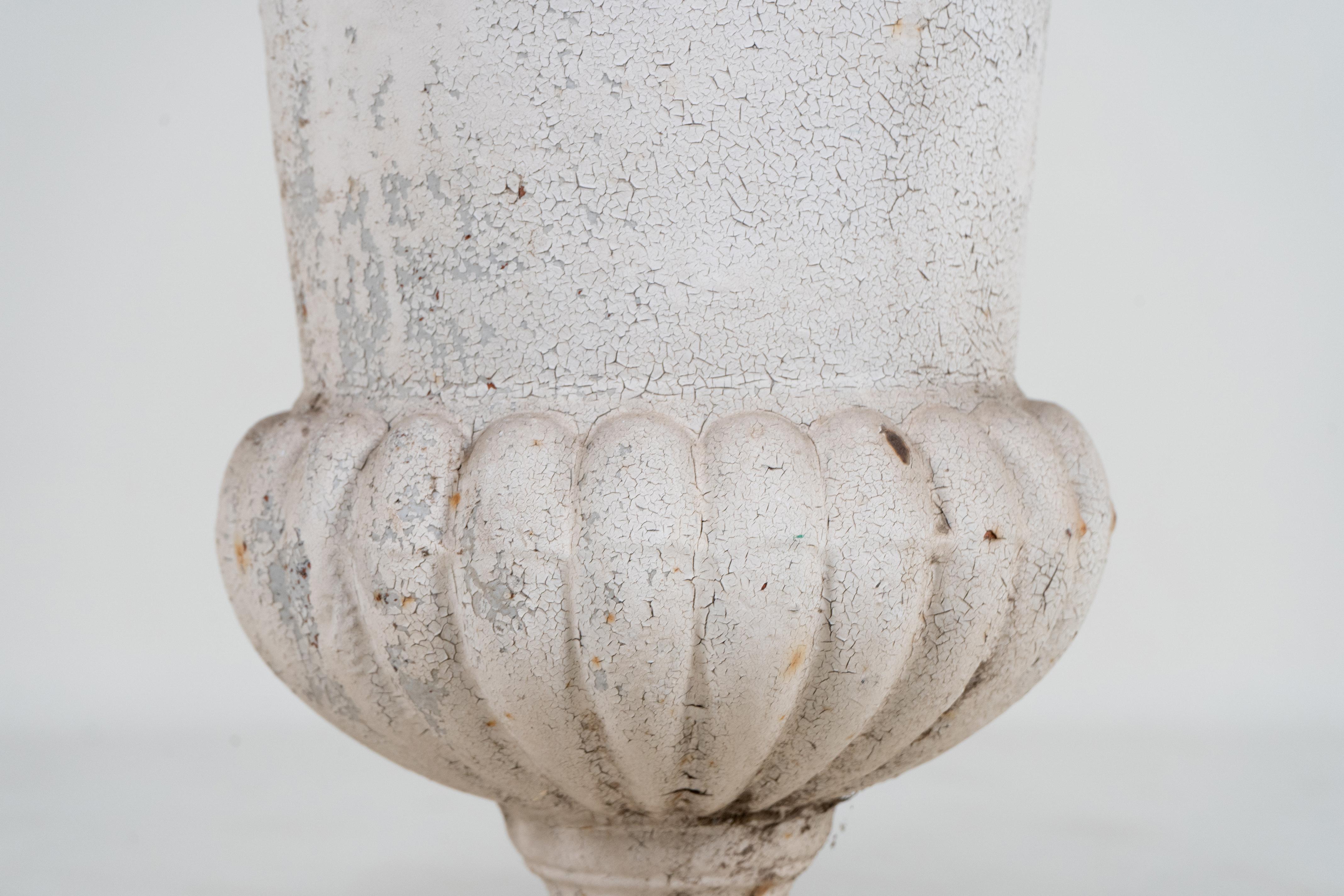 Paire d'urnes en fonte à patine blanche, France c.1900 en vente 3