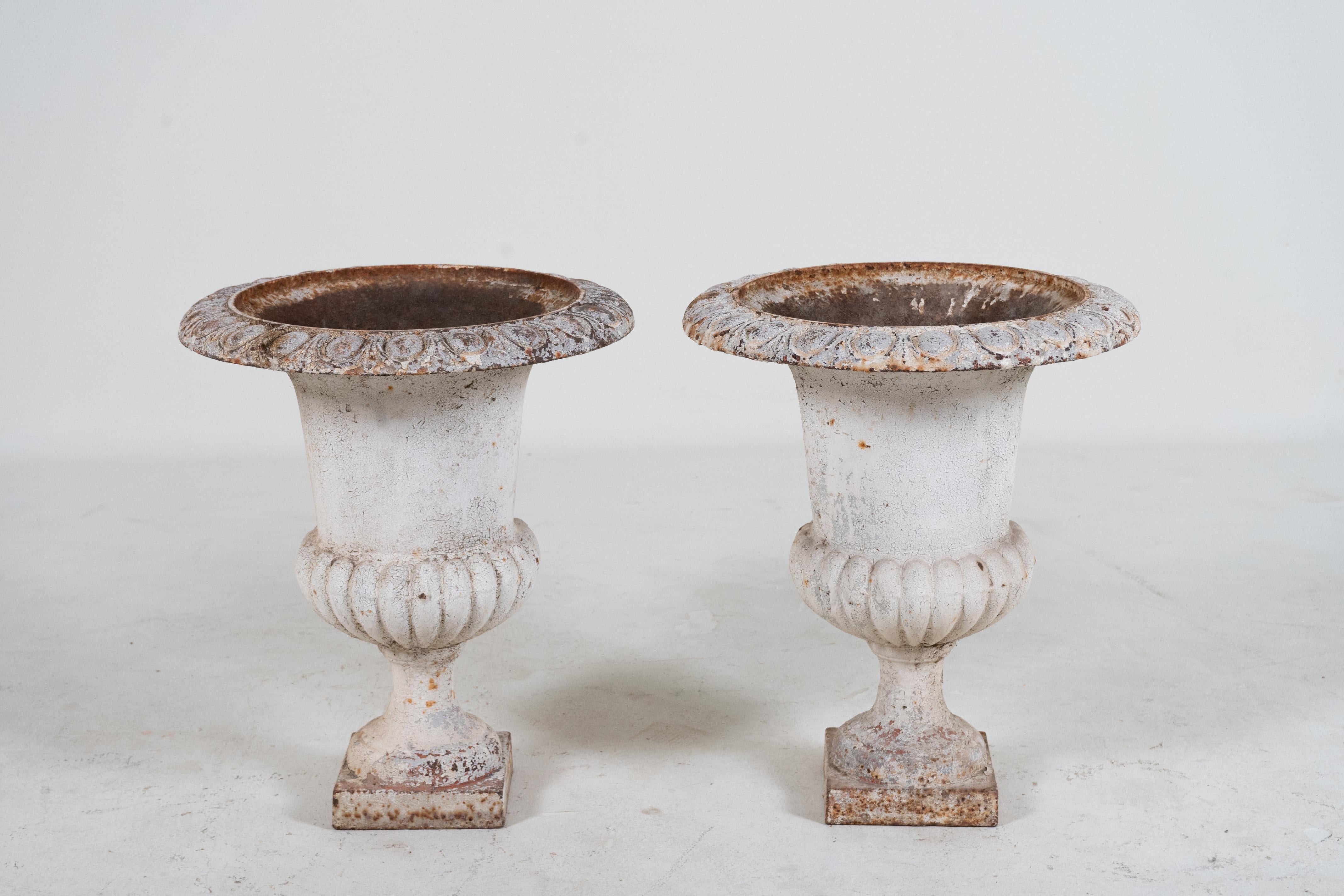 Une superbe paire de jardinières anciennes en fonte vers 1880. Ces élégantes jardinières campanaires sont la quintessence des urnes de jardin françaises classiques. Utilisés à l'origine à l'extérieur, ils peuvent être utilisés à l'intérieur comme