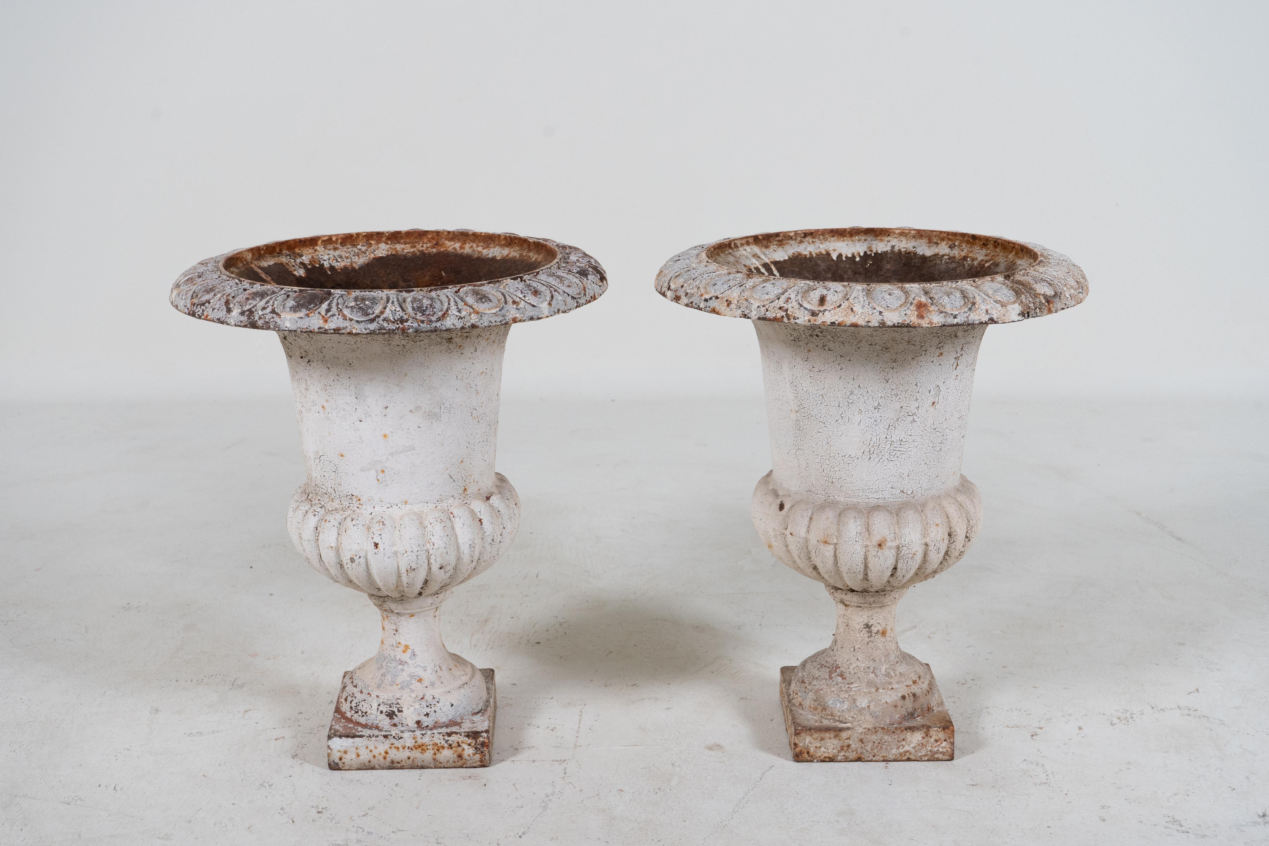 A Pair of Cast Iron Urns with White Patina, France c.1900 In Good Condition For Sale In Chicago, IL