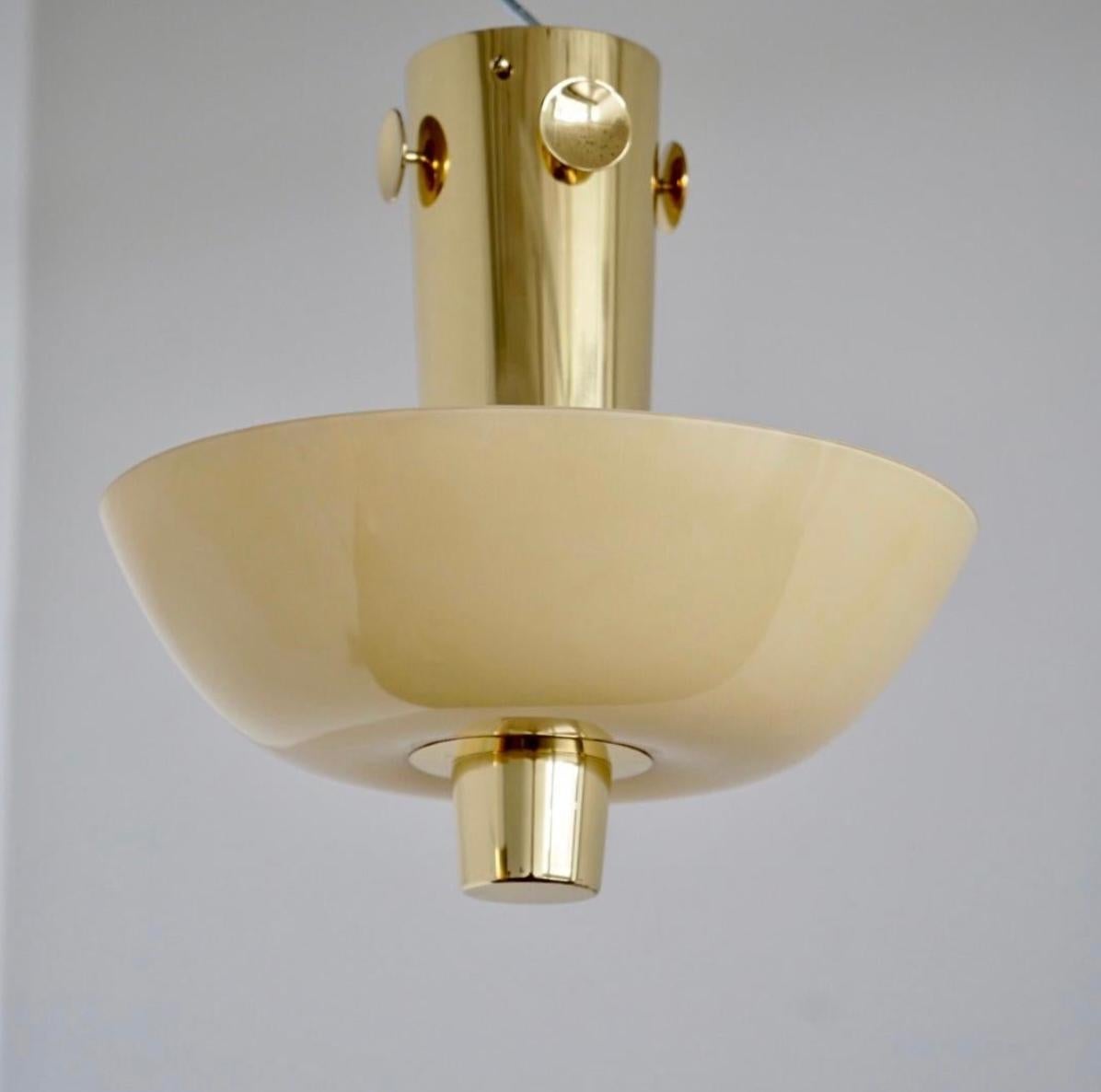Une paire de rares Model 9052 disponibles, conçus par Paavo Tynell pour Taito/ Idman. Finlande, Circa 1950th. Laiton poli avec abat-jour en verre opalin et 3 ampoules à douille Edison. Modèle similaire présenté au catalogue Idman. Nouvellement polie