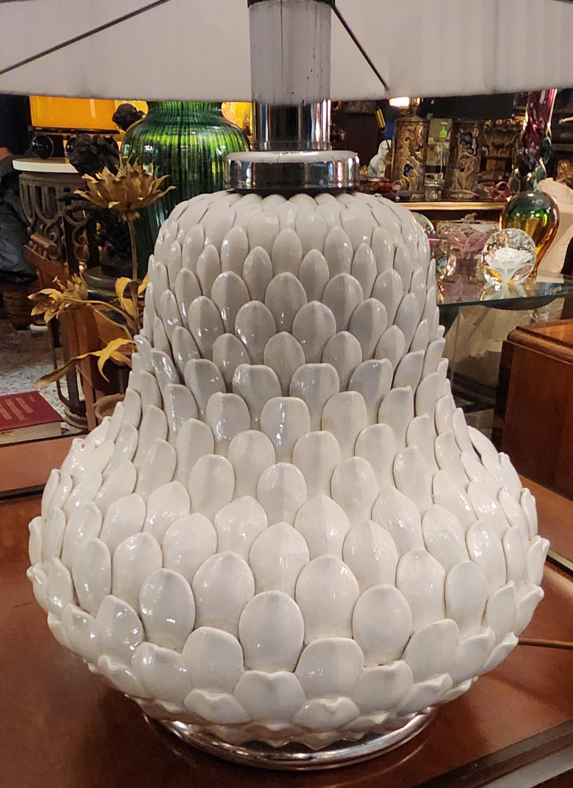 Paire de lampes de table artichauts en céramique et laiton, années 1970 en vente 5