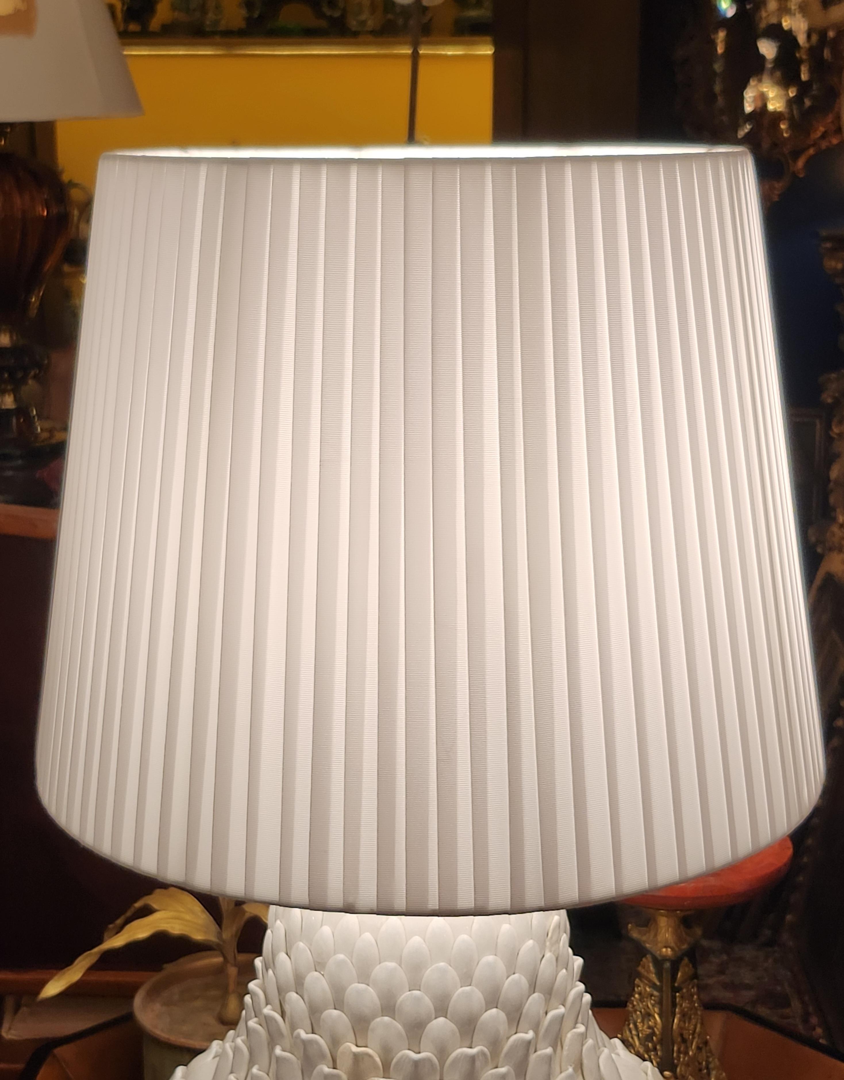 Paire de lampes de table artichauts en céramique et laiton, années 1970 en vente 6