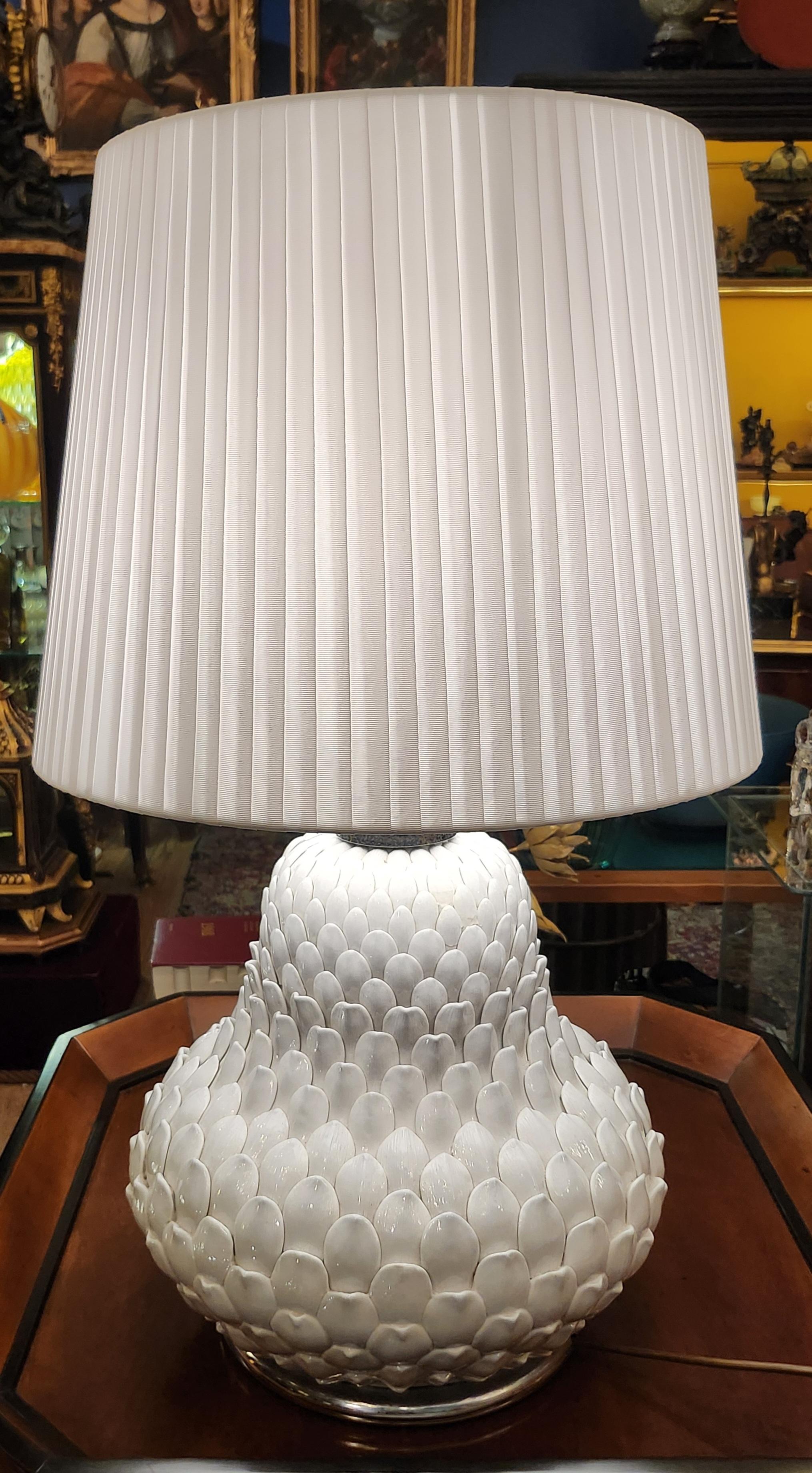 Paire de lampes de table artichauts en céramique et laiton, années 1970 en vente 7