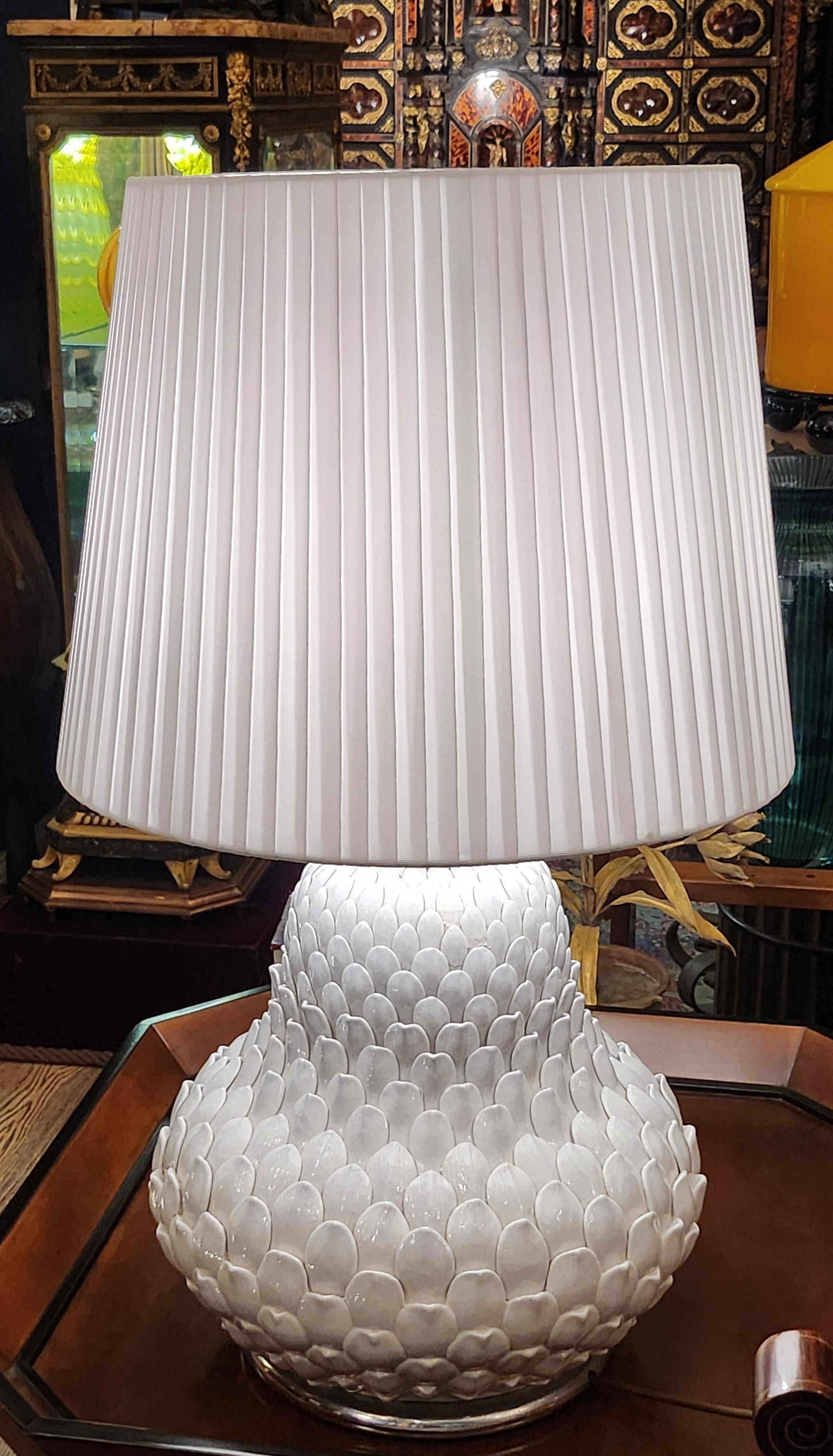 Paire de lampes de table artichauts en céramique et laiton, années 1970 en vente 9