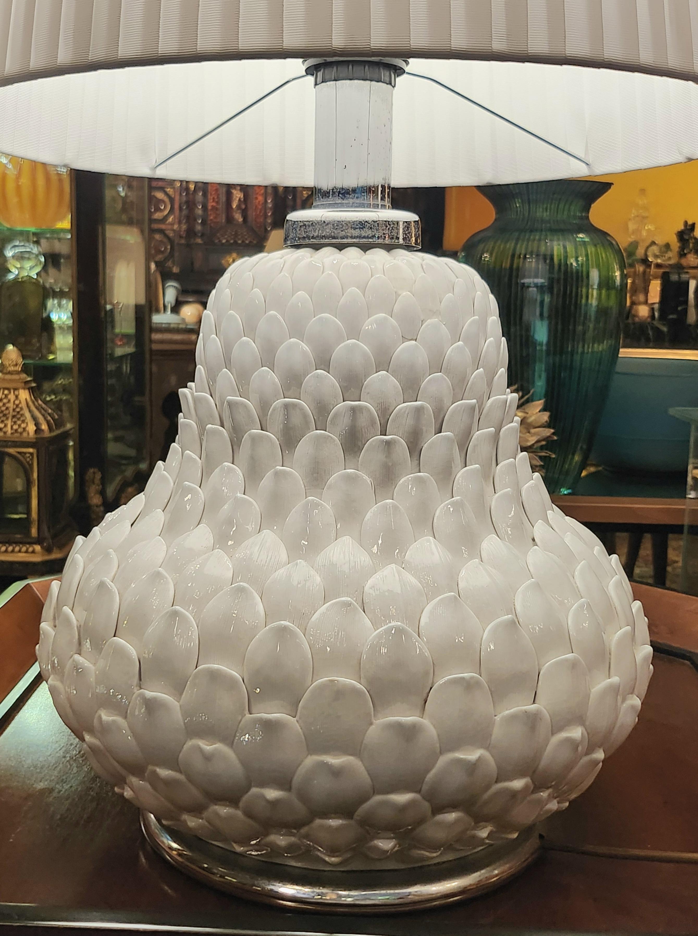 Paire de lampes de table artichauts en céramique et laiton, années 1970 en vente 11