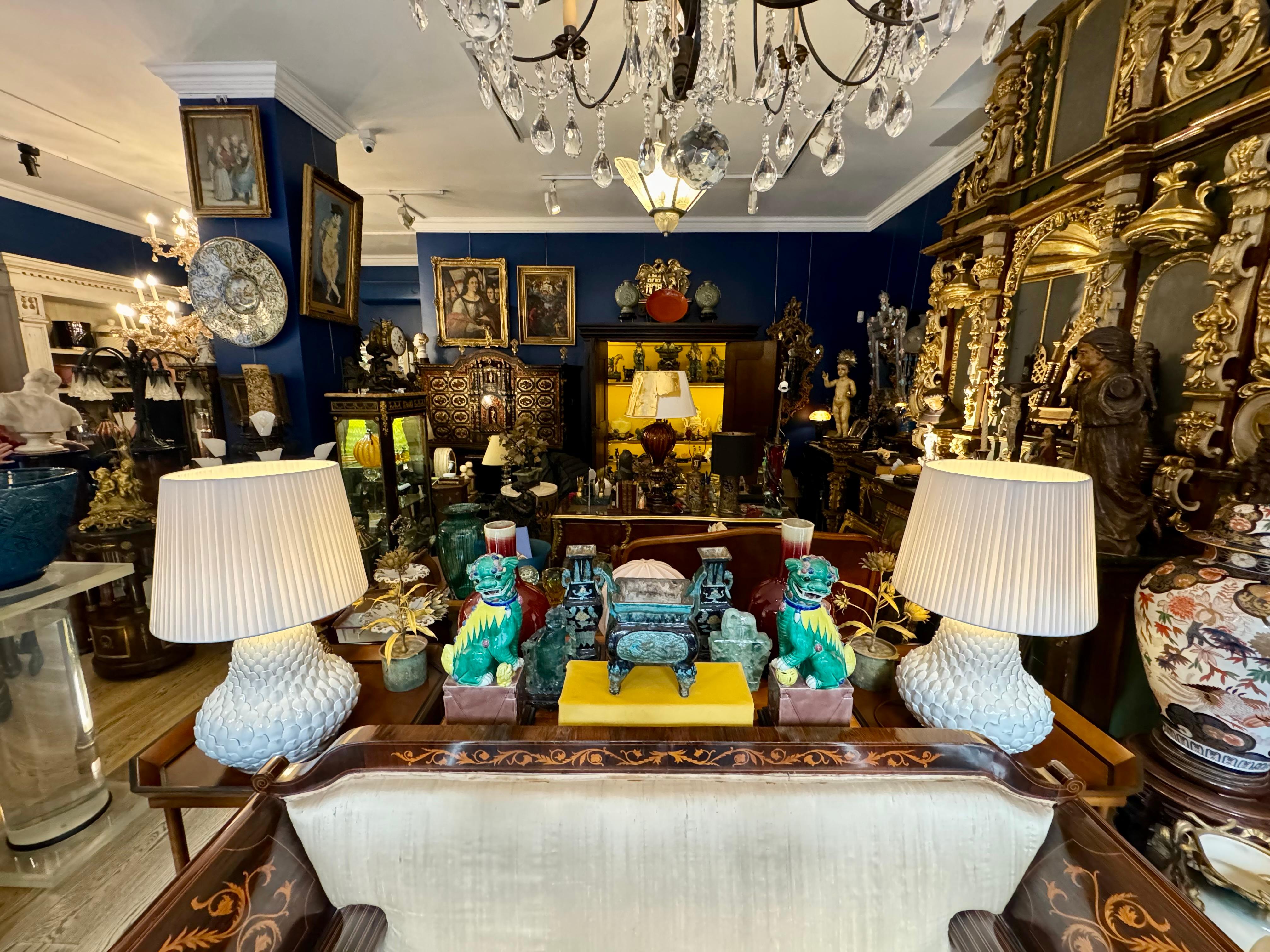 Rehaussez votre décoration intérieure avec cette étonnante paire de lampes de table artichaut en laiton et céramique, méticuleusement fabriquées dans le style emblématique de la Maison Charles. Ces lampes élégantes, originaires de la période