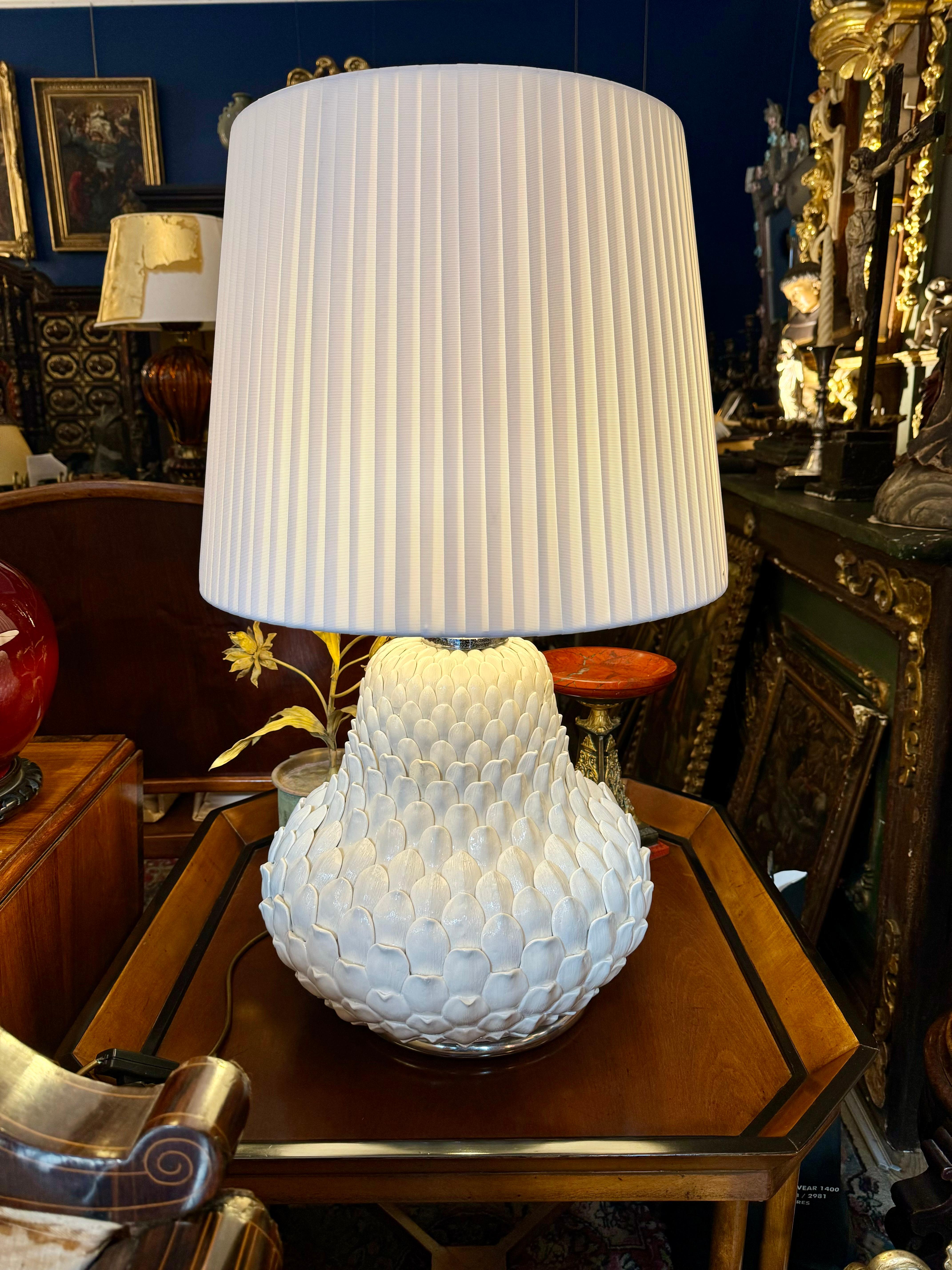Hollywood Regency Paire de lampes de table artichauts en céramique et laiton, années 1970 en vente