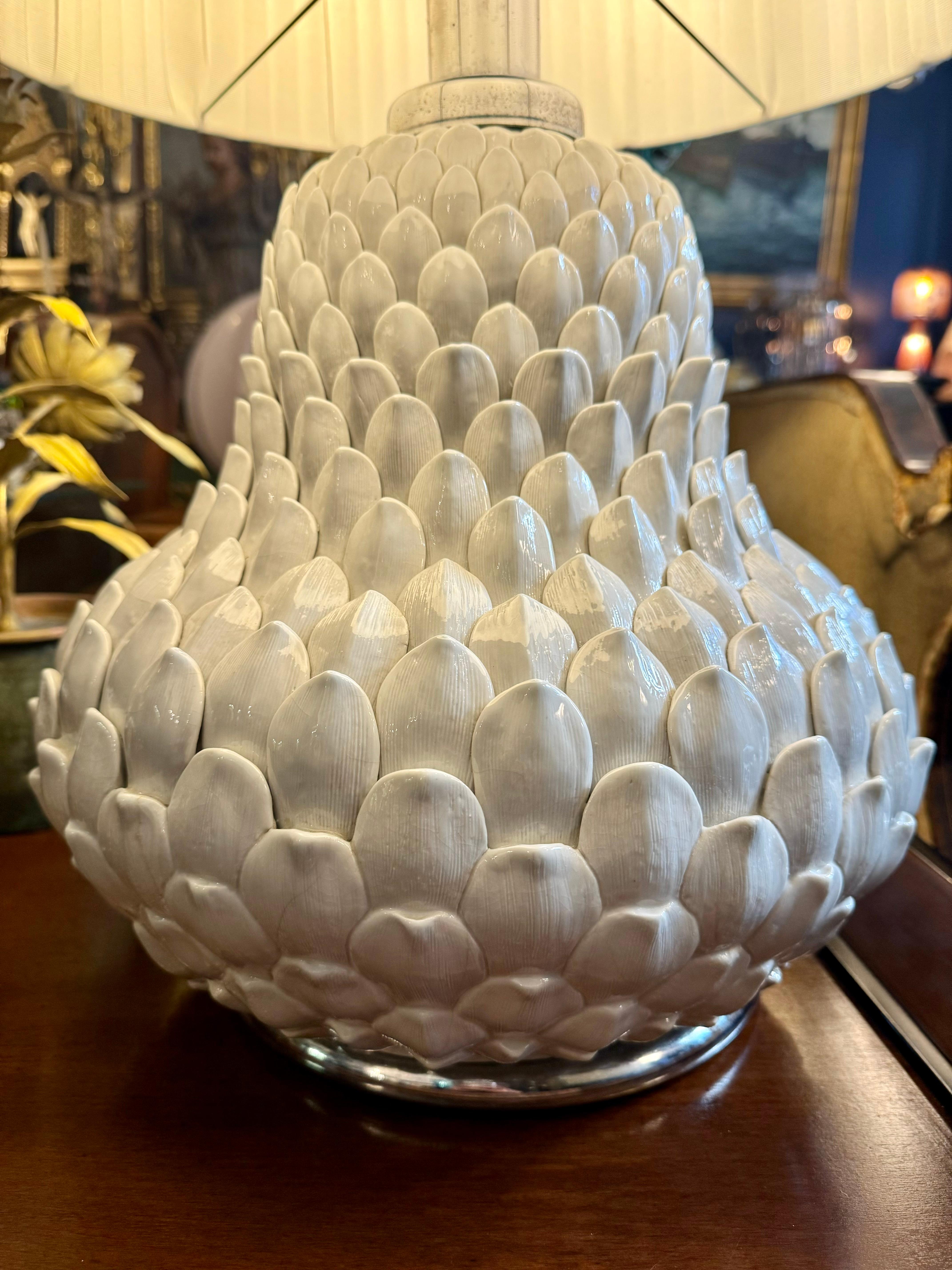 20ième siècle Paire de lampes de table artichauts en céramique et laiton, années 1970 en vente