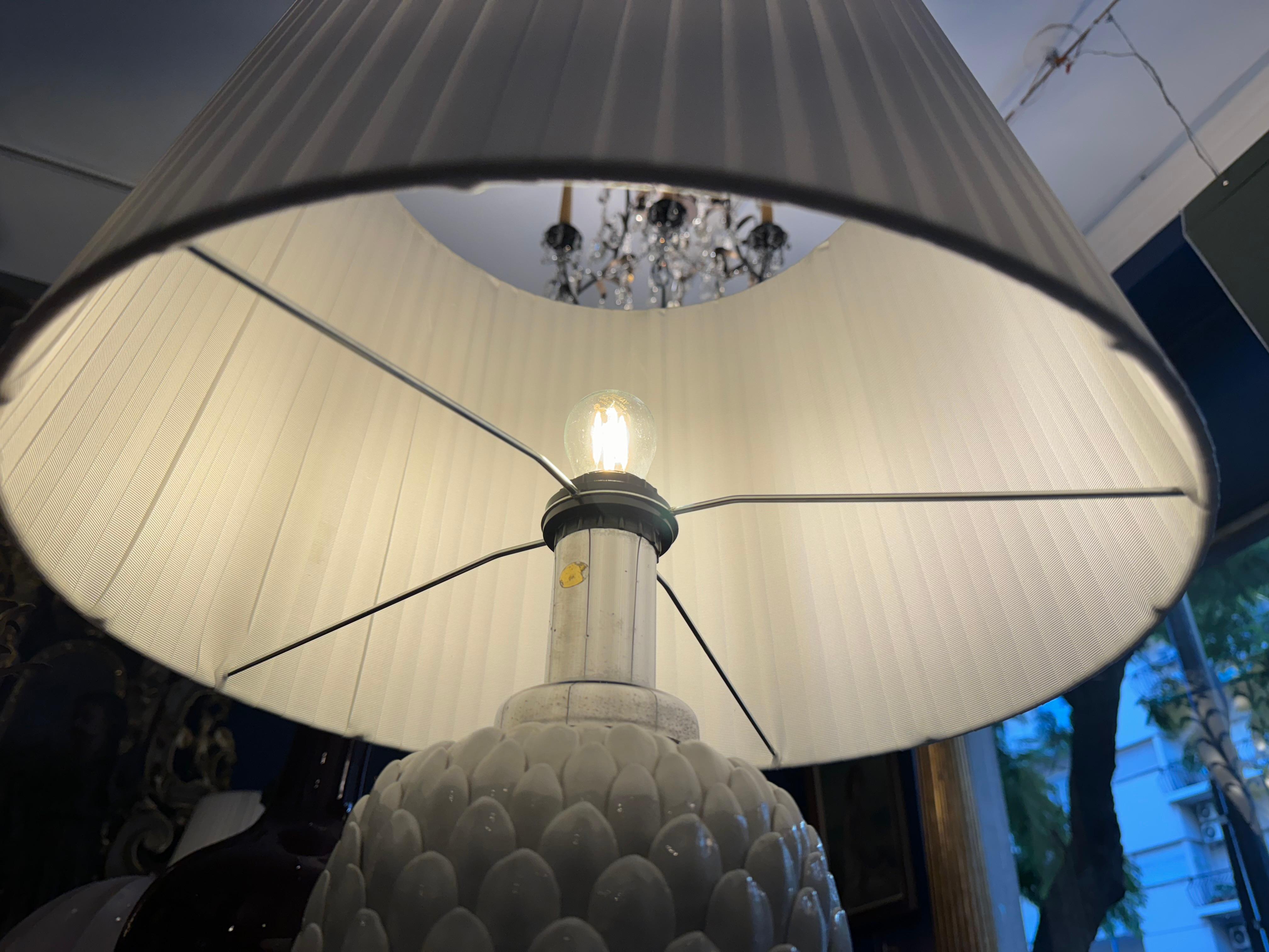 Paire de lampes de table artichauts en céramique et laiton, années 1970 en vente 1