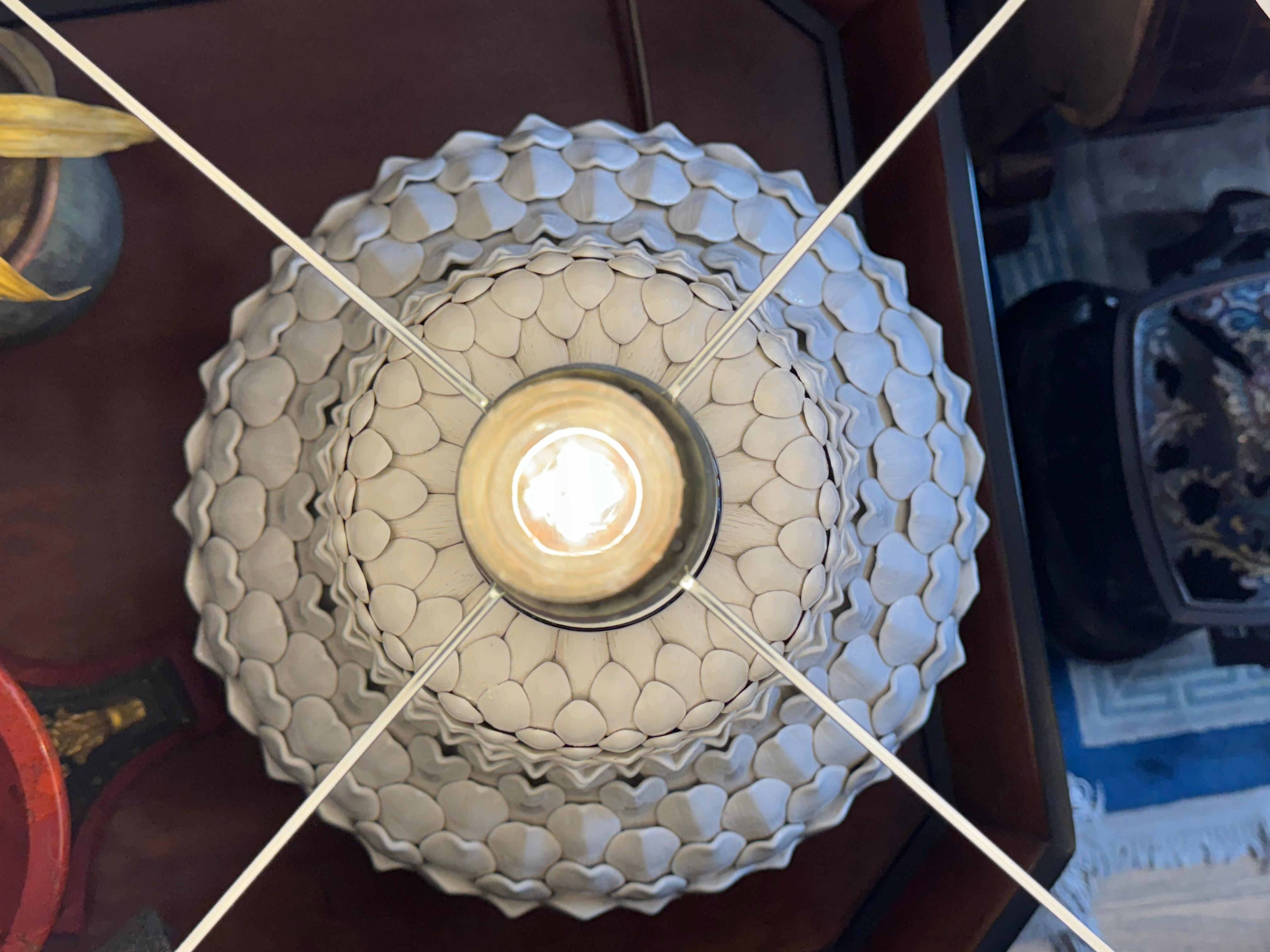Paire de lampes de table artichauts en céramique et laiton, années 1970 en vente 2