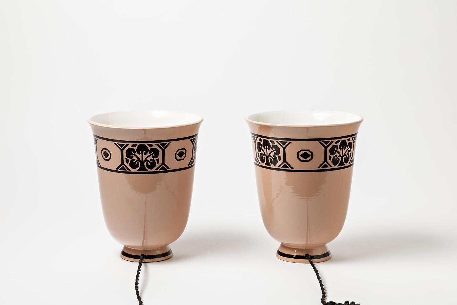 Une paire de lampes en céramique à décor de glaçures rose, blanche, Blake attribuées à Jean Luce.
Période Art Déco.
Conditions d'origine parfaites.
Vendu avec un nouveau système électrique européen,
vers 1930.