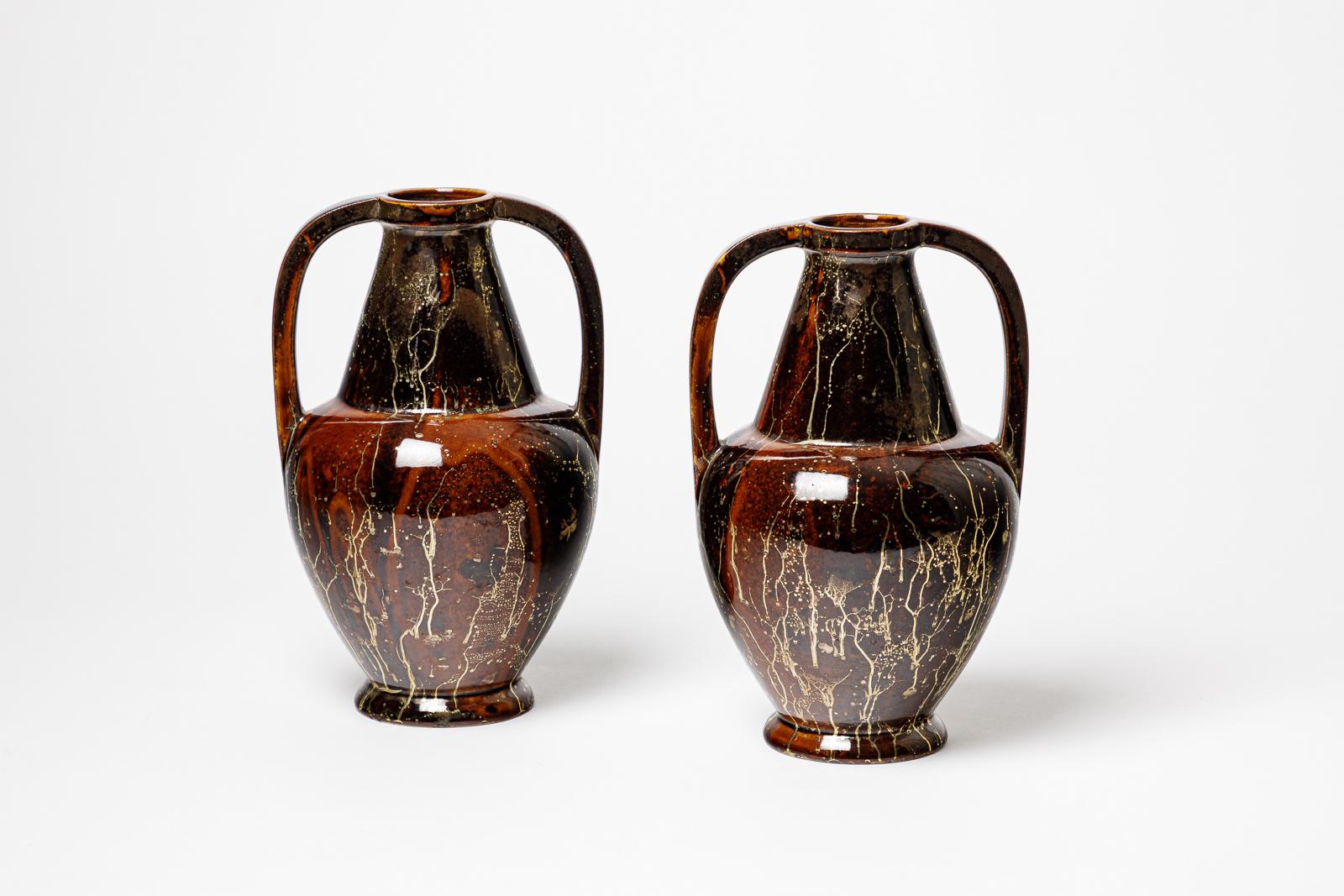 Coppia di vasi in ceramica con smalti marrone-nero e oro di Lucien Brisdoux ( 1878-1963)
Perfette condizioni originali.
Firmato sotto le basi.
Circa 1930-1950.
Dimensioni :
H. : 26 X 16 X 13 cm
H. : 10,24 X 6,3' x 5' .