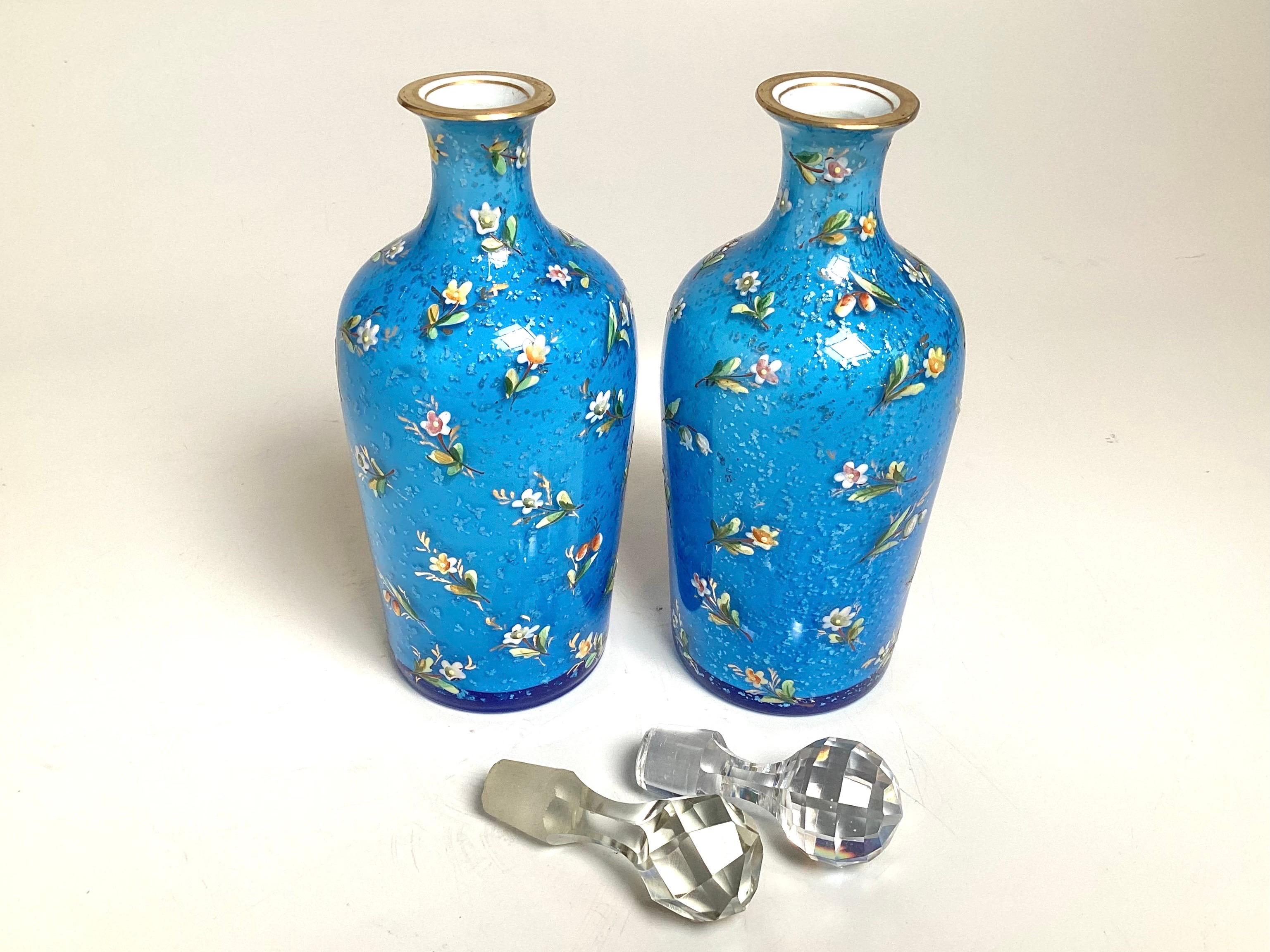 Francese Coppia di flaconi di profumo blu ceruleo opalino e smaltato in vendita
