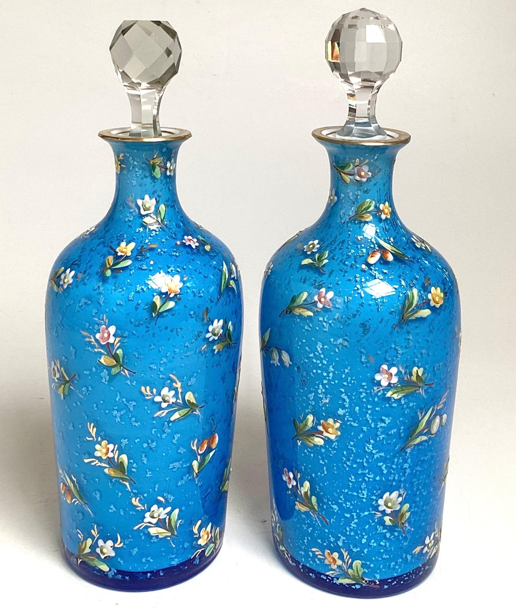 Coppia di flaconi di profumo blu ceruleo opalino e smaltato In condizioni buone in vendita a Lambertville, NJ