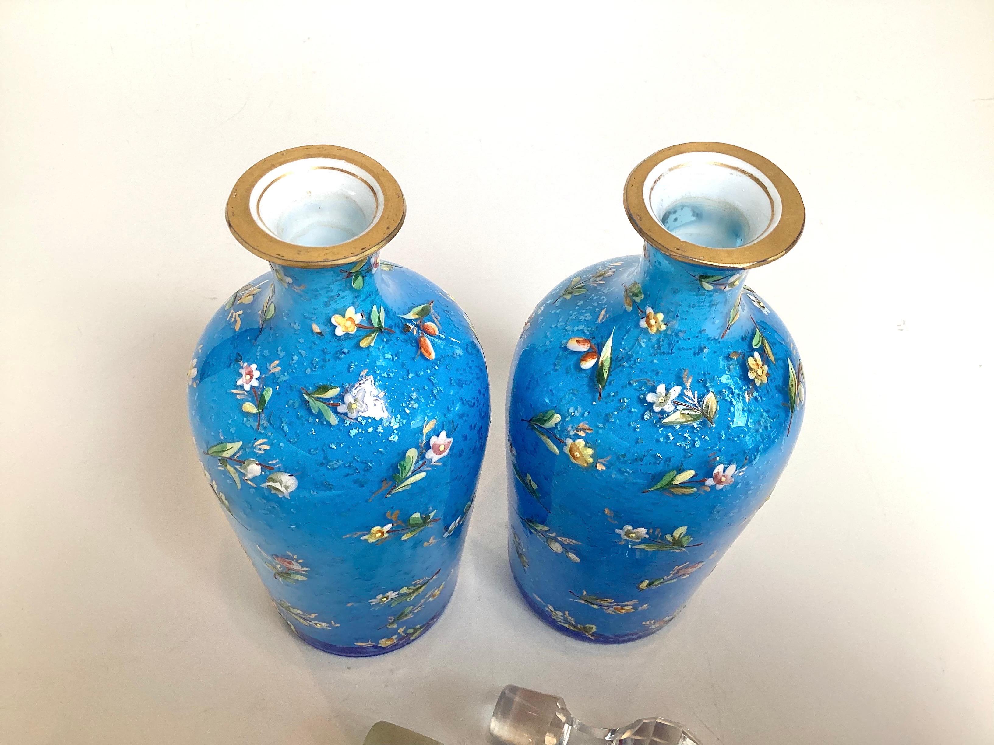 XIX secolo Coppia di flaconi di profumo blu ceruleo opalino e smaltato in vendita