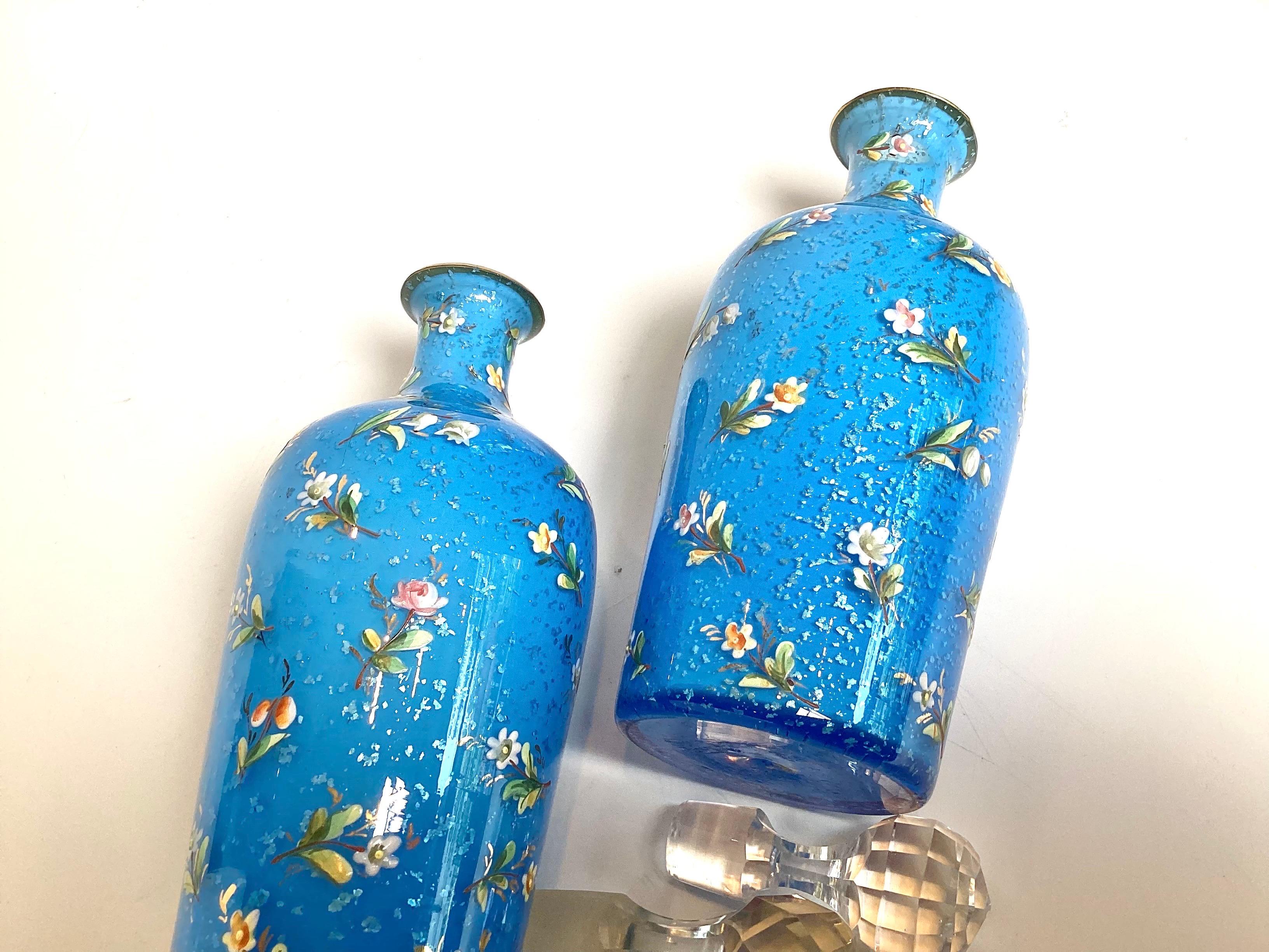 Coppia di flaconi di profumo blu ceruleo opalino e smaltato in vendita 1