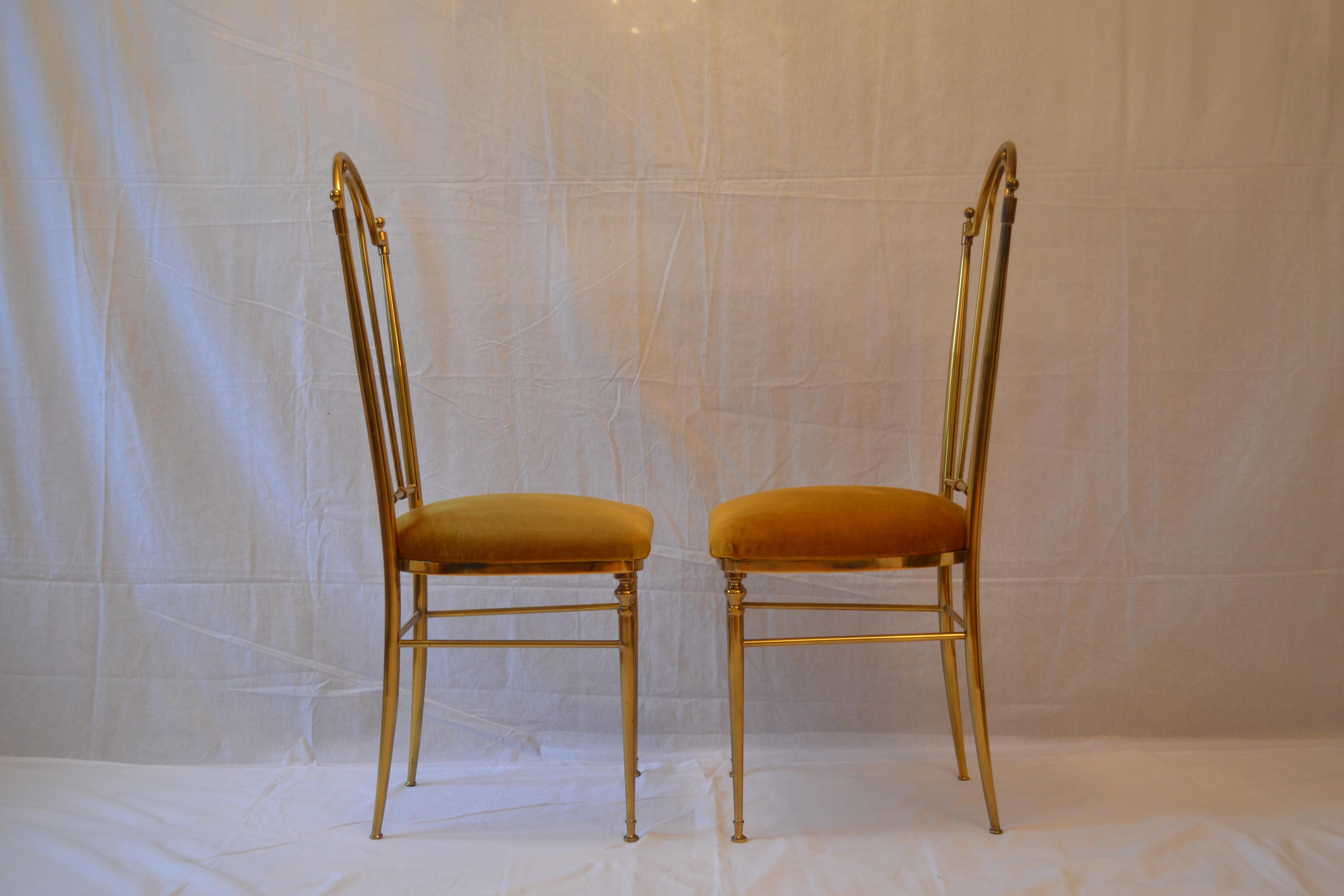 A pair of Chiavari brass chairs from the 1950s fully original. An attractive, timeless form. Perfect performance and very good condition.