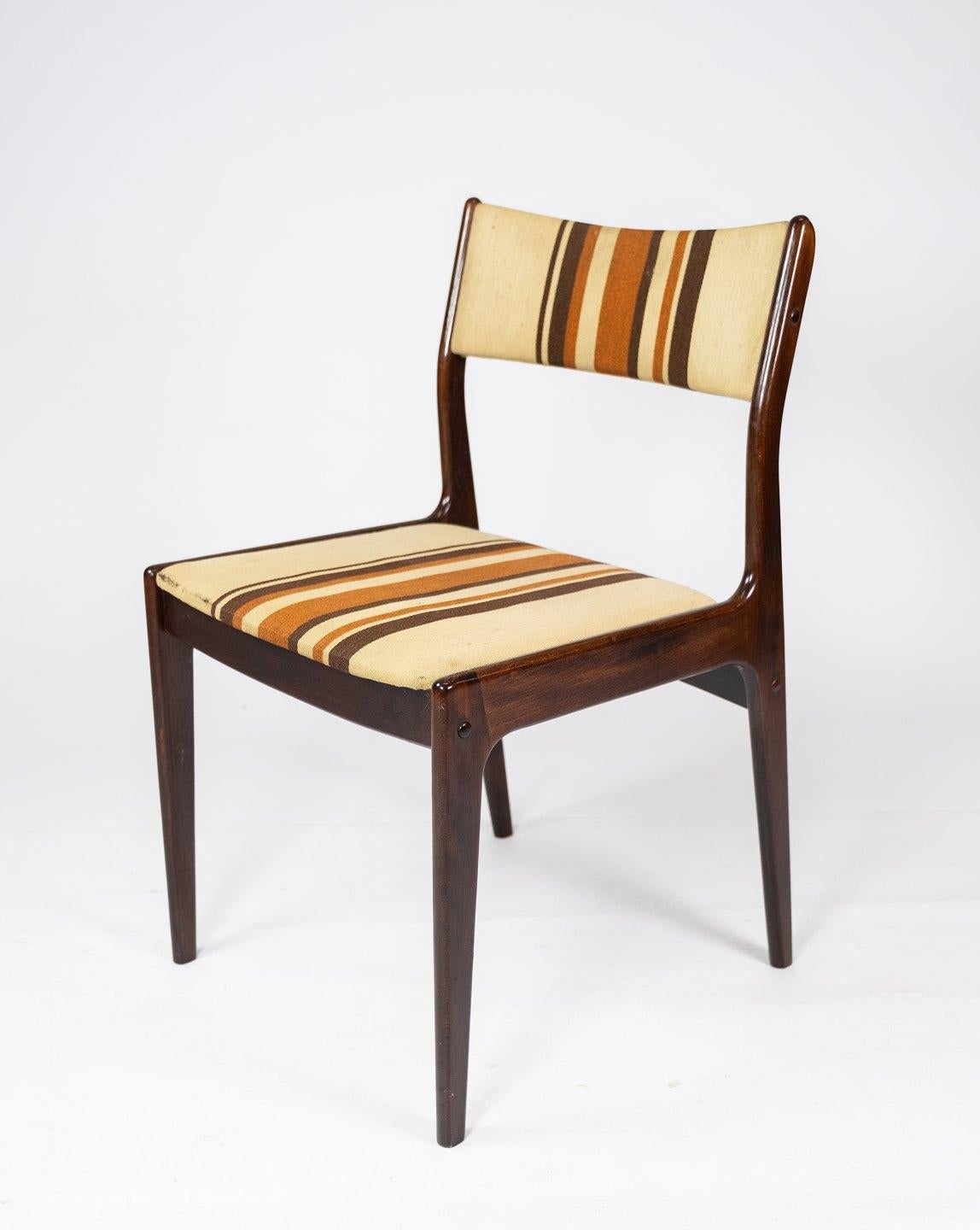 Mid-Century Modern Paire de chaises en bois foncé fabriquées par Uldum Furniture à partir des années 1960 en vente