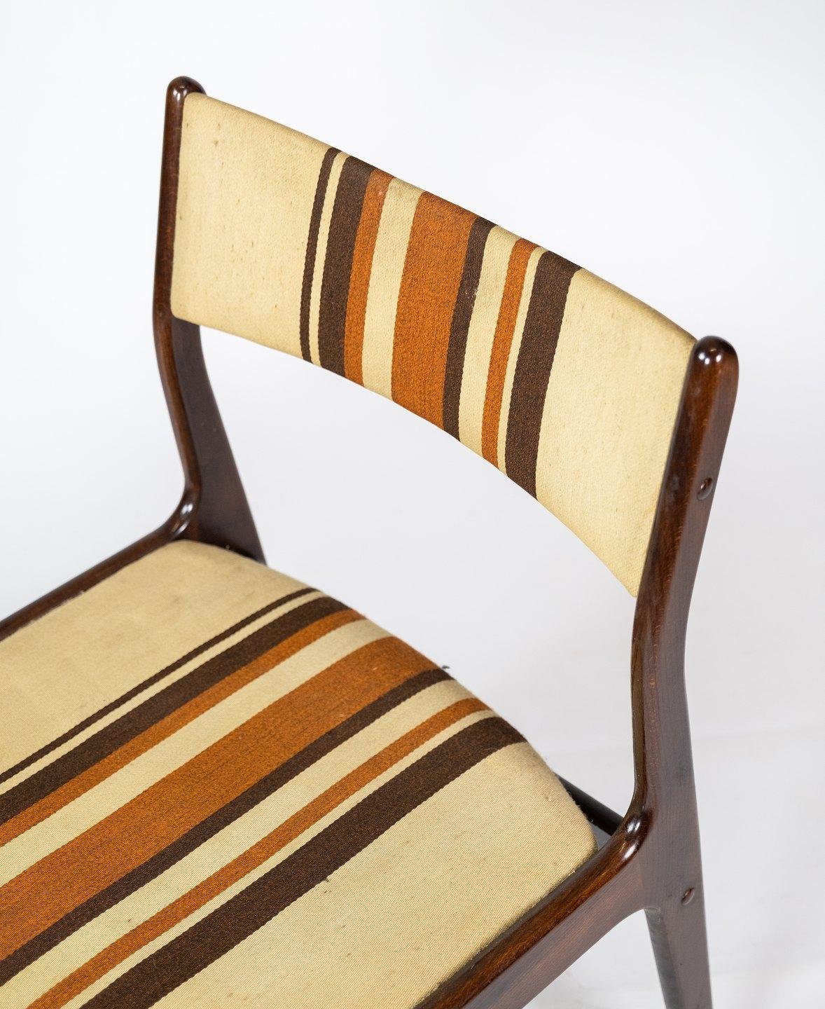 Danois Paire de chaises en bois foncé fabriquées par Uldum Furniture à partir des années 1960 en vente