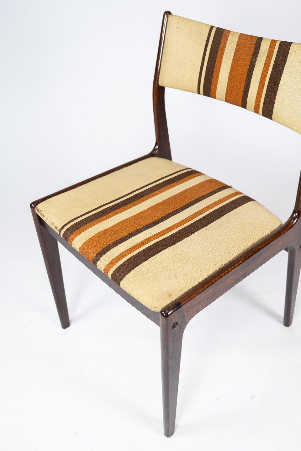Paire de chaises en bois foncé fabriquées par Uldum Furniture à partir des années 1960 Bon état - En vente à Lejre, DK