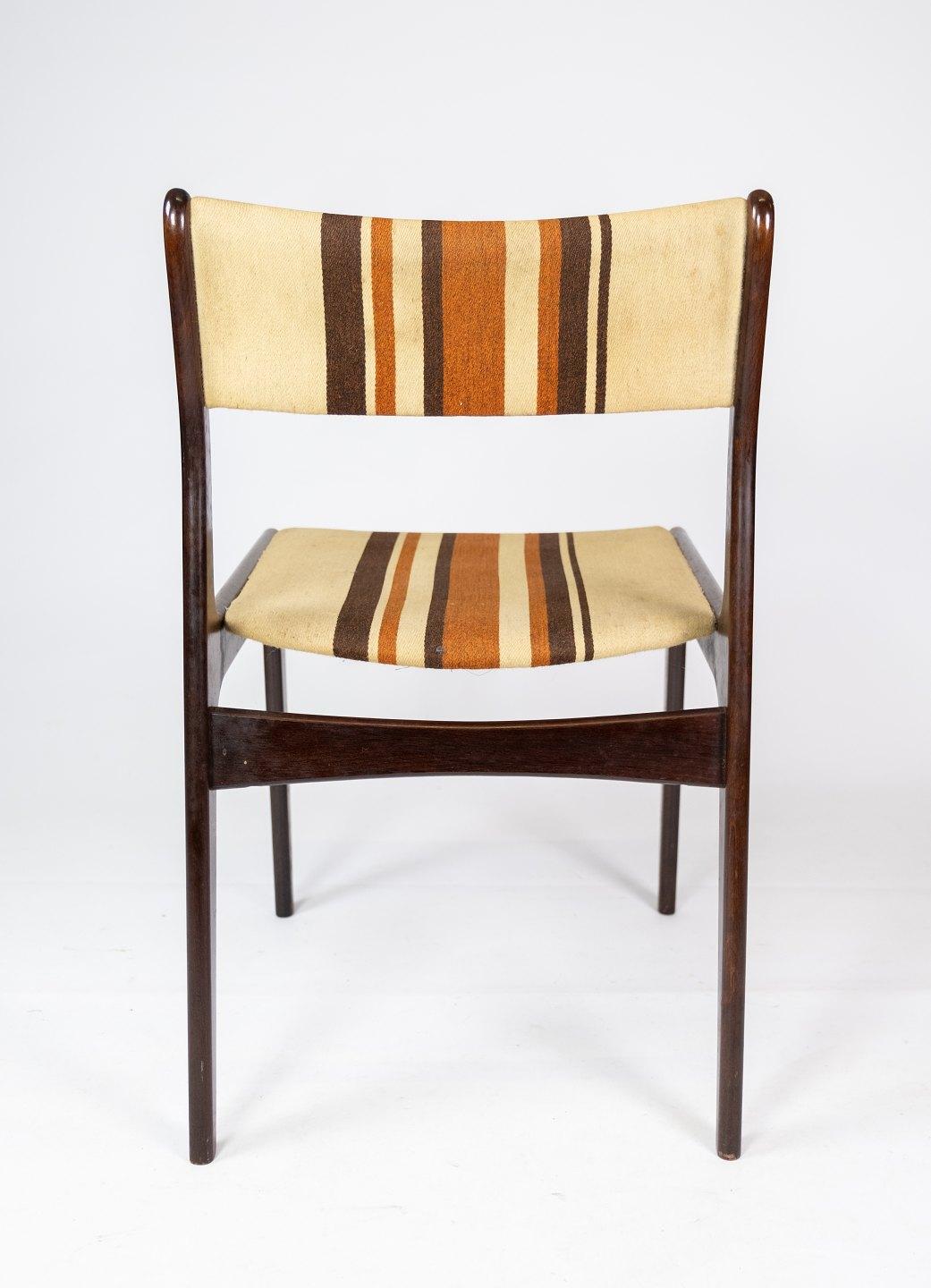 Tissu Paire de chaises en bois foncé fabriquées par Uldum Furniture à partir des années 1960 en vente