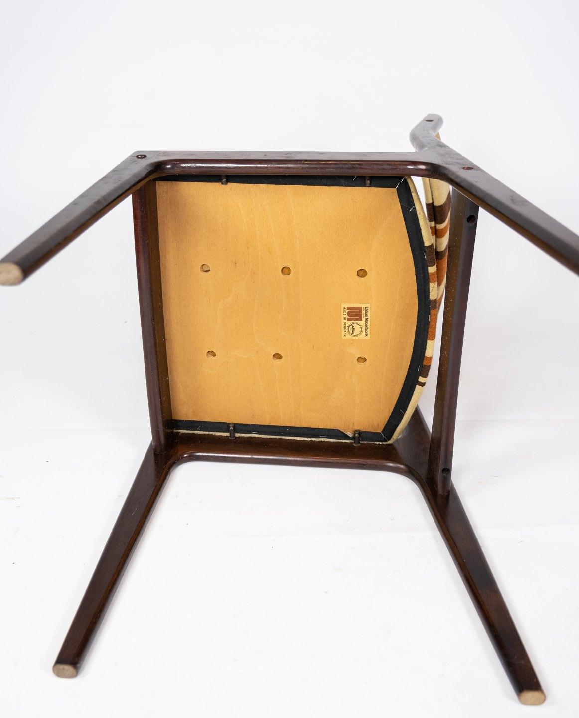 Paire de chaises en bois foncé fabriquées par Uldum Furniture à partir des années 1960 en vente 1