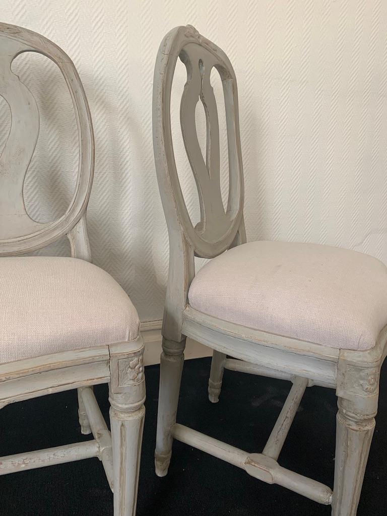 Gustavien Une paire de chaises suédoises modèle  en vente