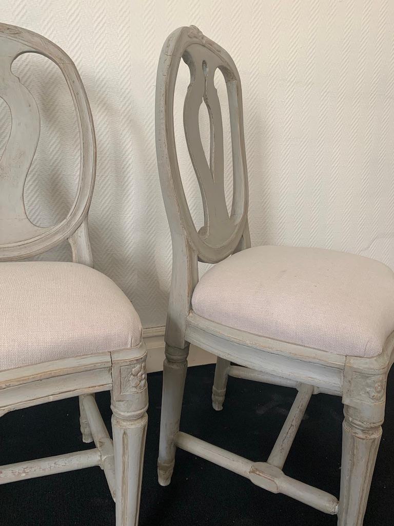 Gustavien Une paire de chaises suédoises modèle en vente