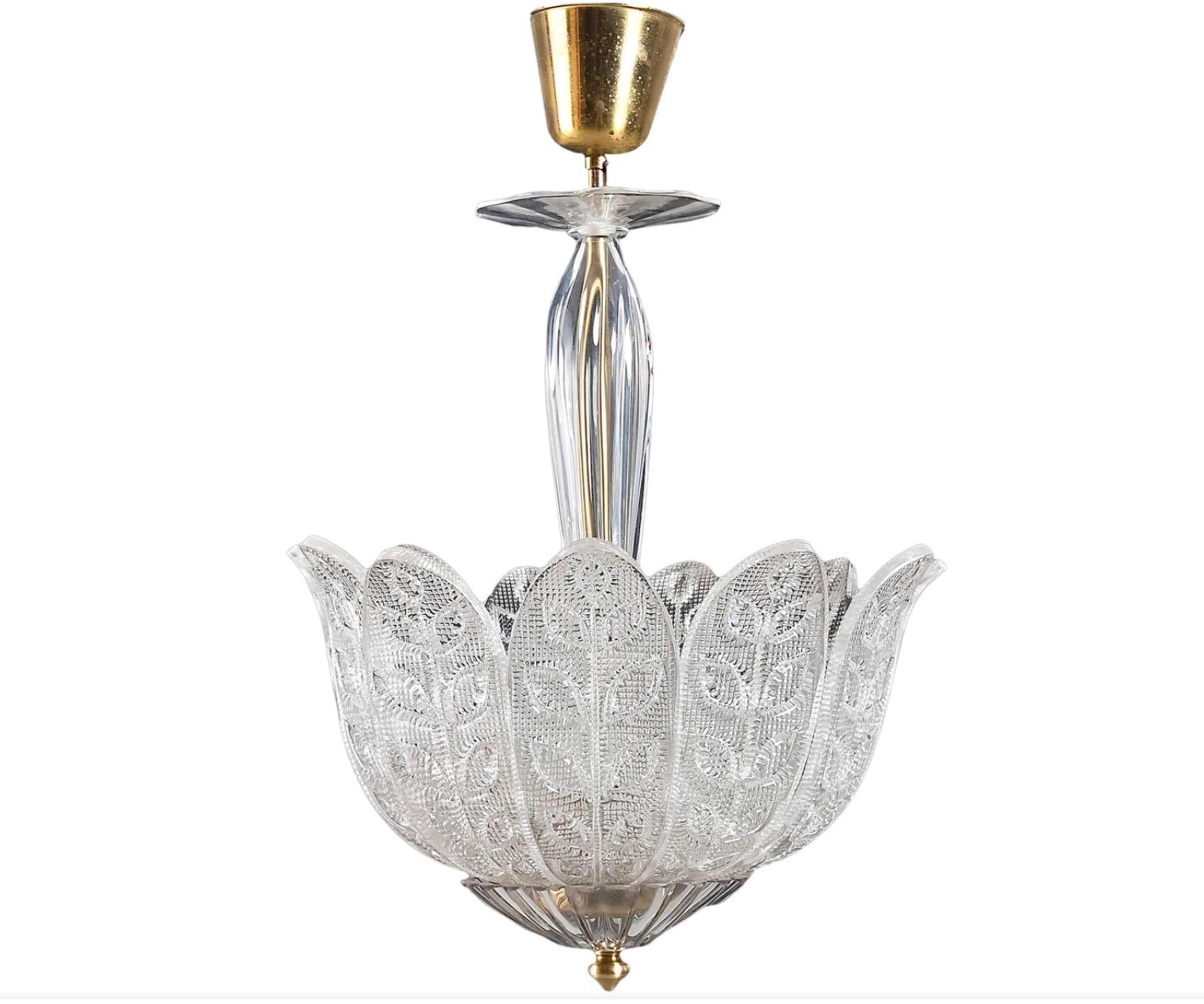 Un colgante de Orrefors, Suecia, hacia 1950. Cristal transparente texturizado con tres enchufes tipo Edison. Cableado existente. Recableado disponible previa solicitud.