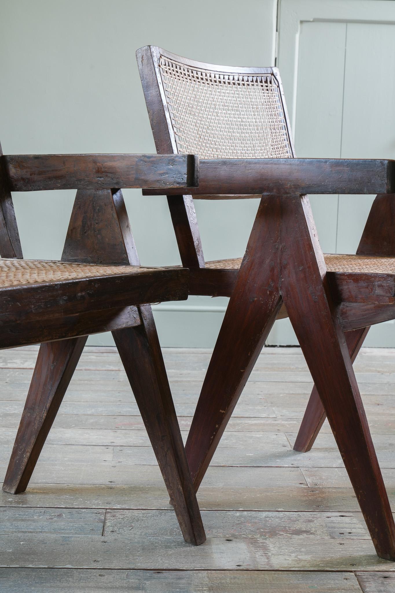 Suisse Paire de chaises de bureau en rotin de Chandigarh par Pierre Jeanneret en vente