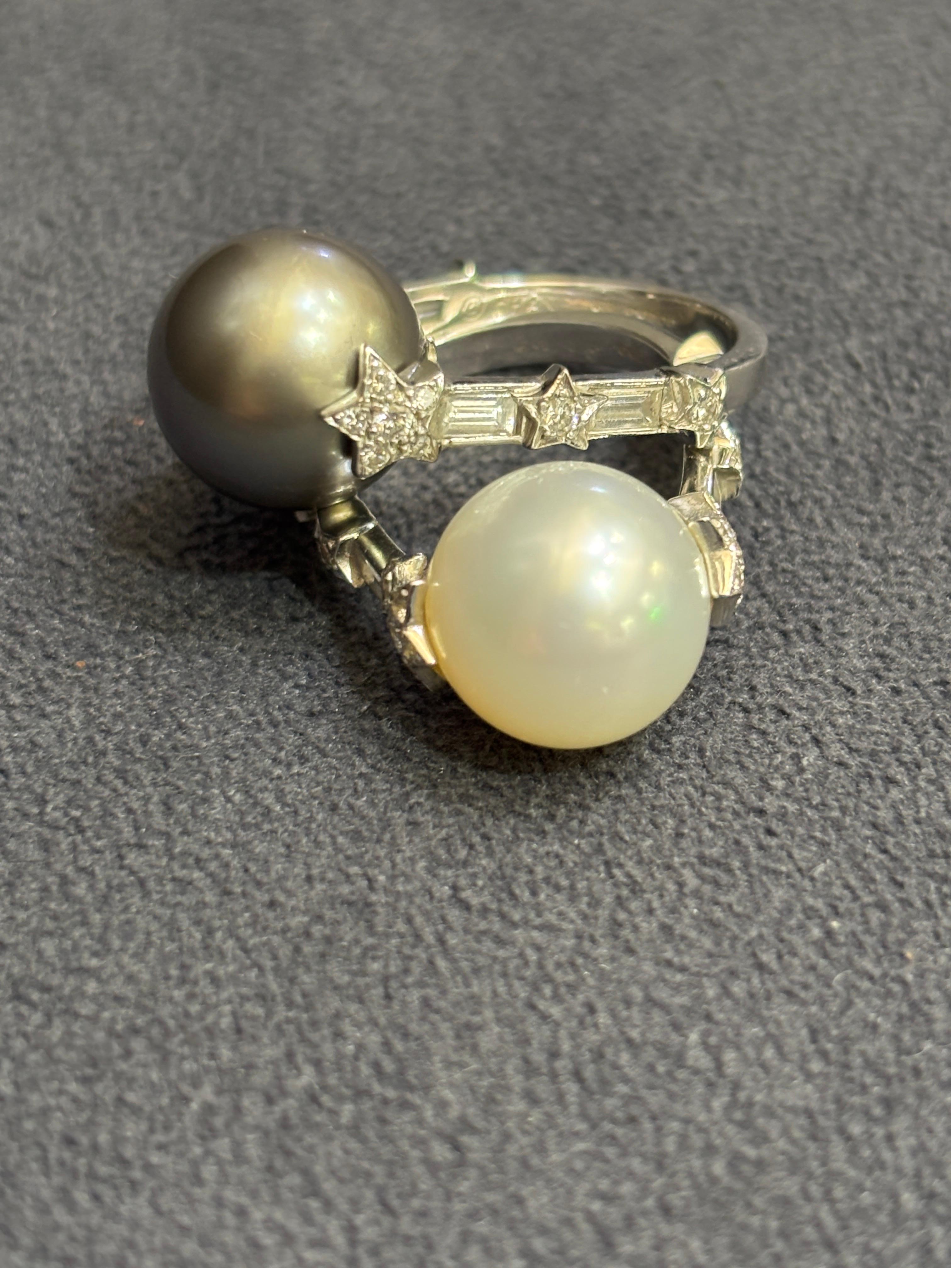 Un paio di anelli Chanel con perle bianche e grigie e diamanti in vendita 4