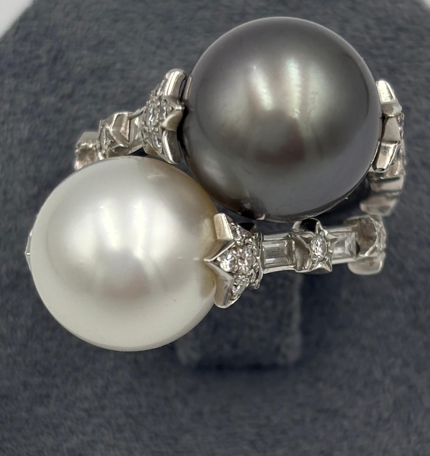 Contemporaneo Un paio di anelli Chanel con perle bianche e grigie e diamanti in vendita