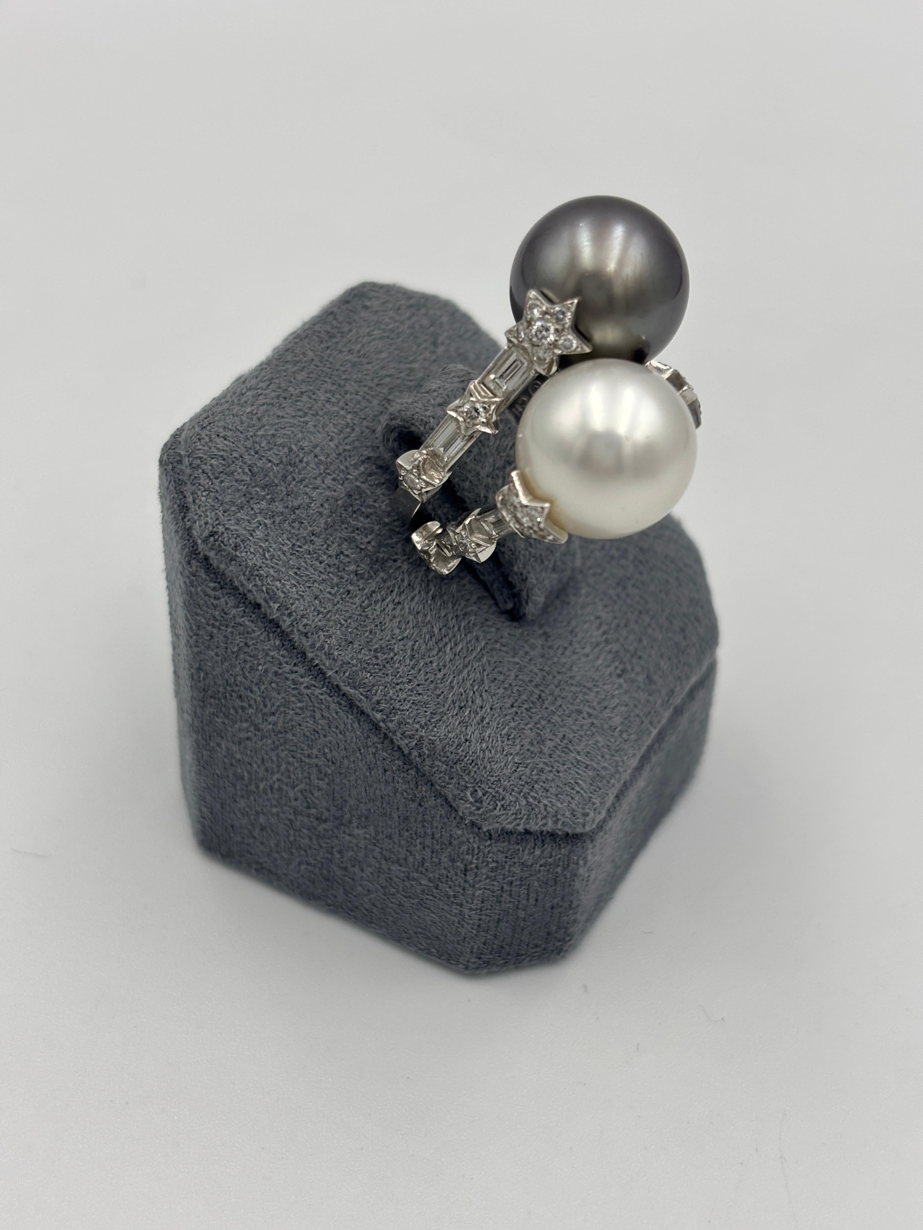 Taglio rotondo Un paio di anelli Chanel con perle bianche e grigie e diamanti in vendita