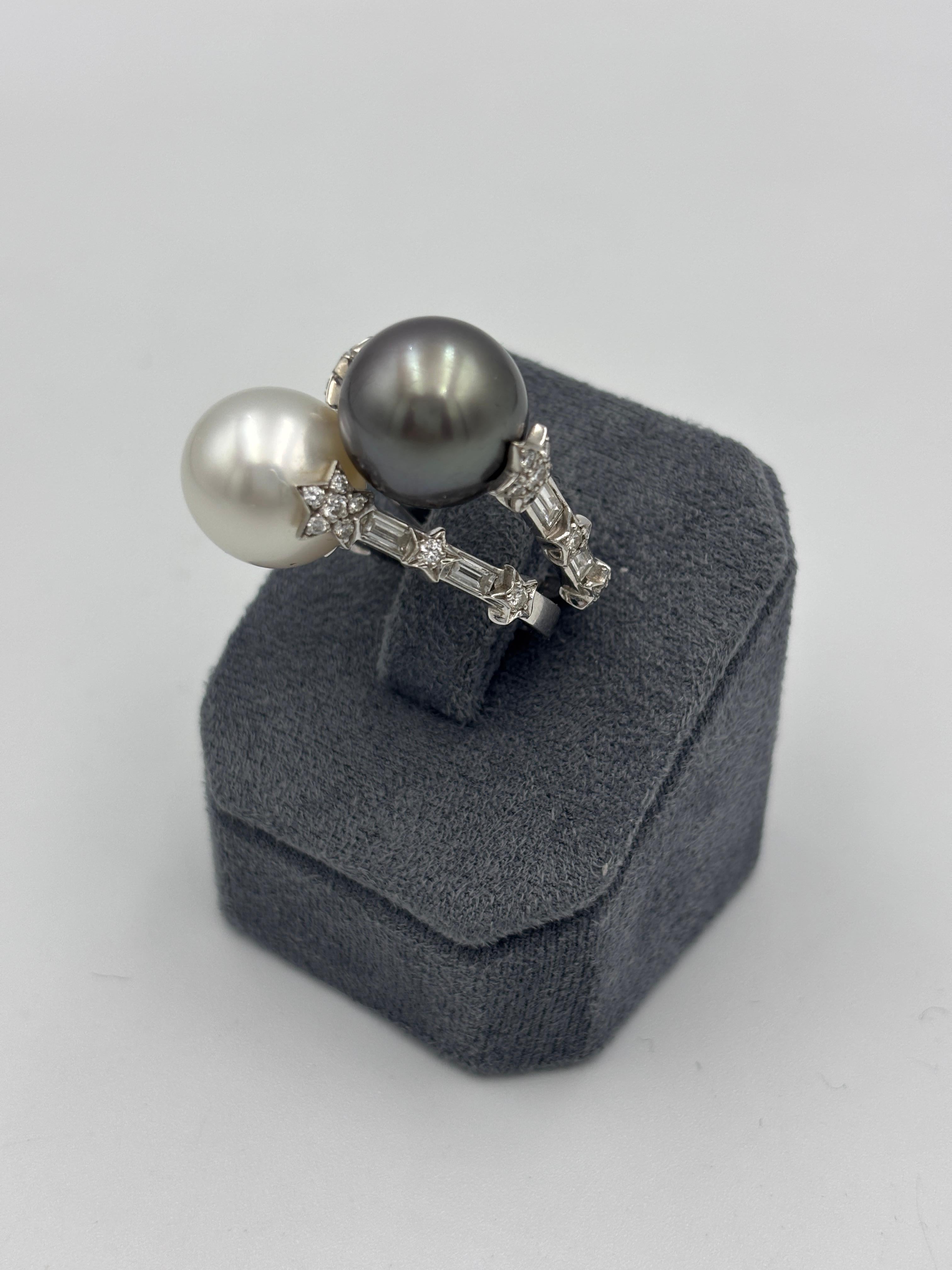 Un paio di anelli Chanel con perle bianche e grigie e diamanti In condizioni buone in vendita a London, GB