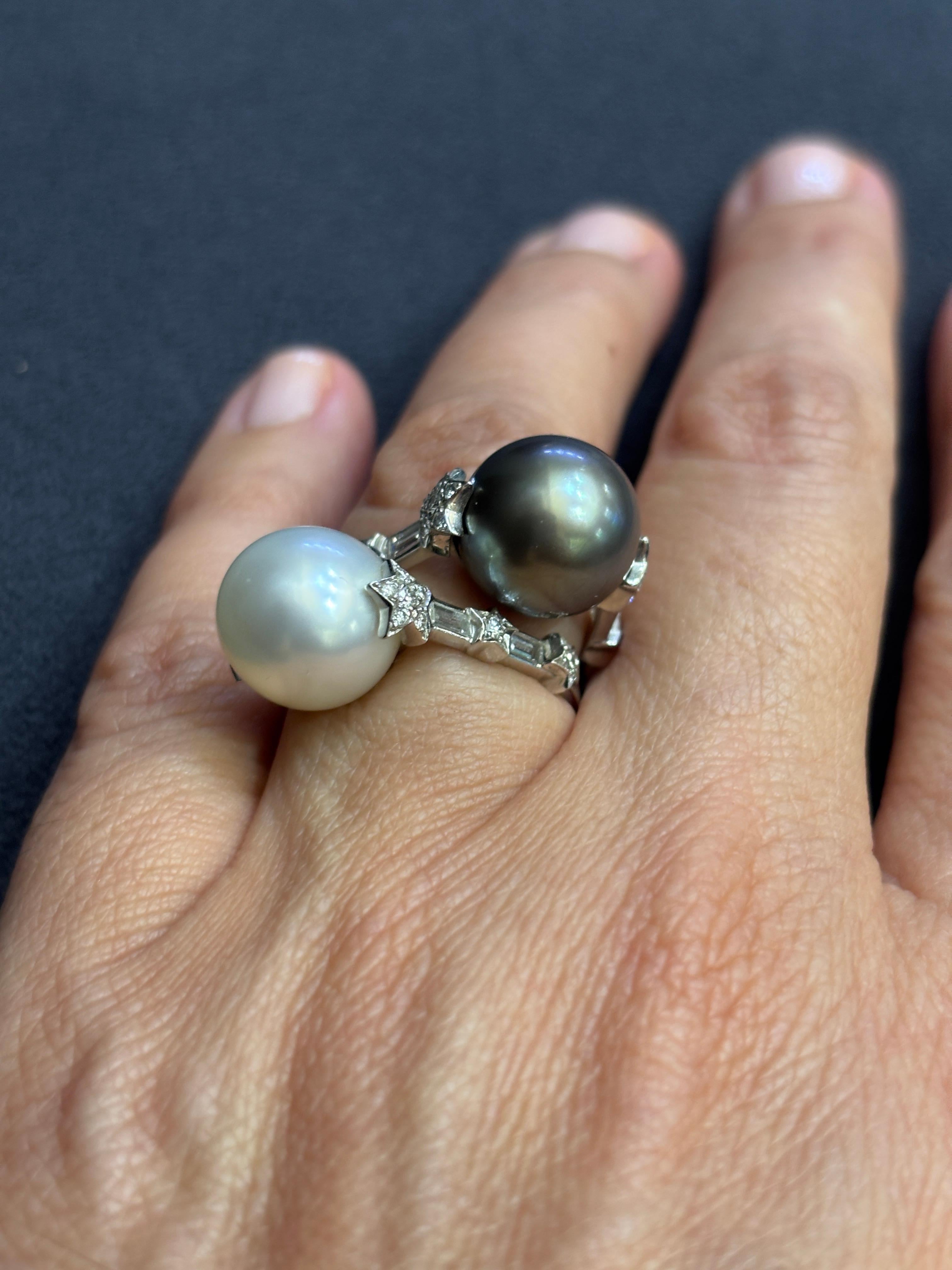 da uomo o donna Un paio di anelli Chanel con perle bianche e grigie e diamanti in vendita