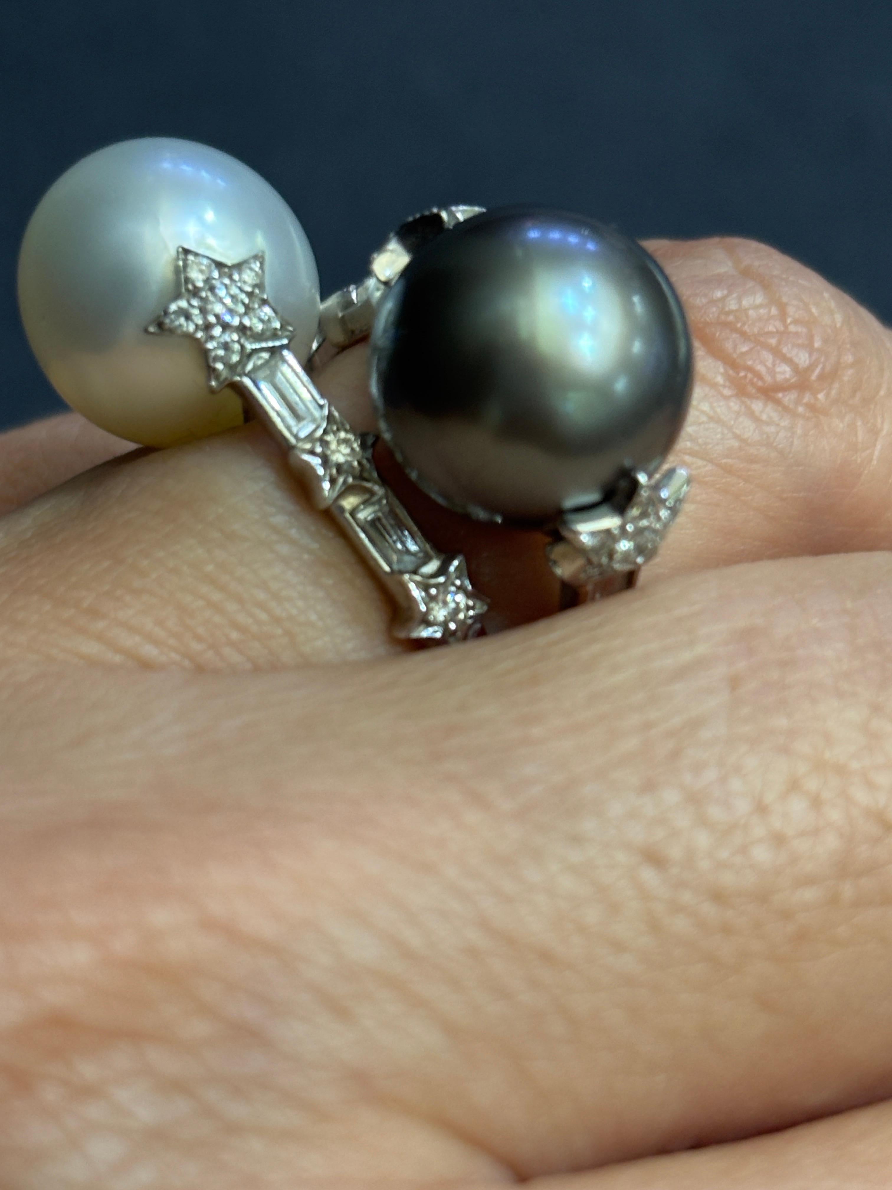 Un paio di anelli Chanel con perle bianche e grigie e diamanti in vendita 1