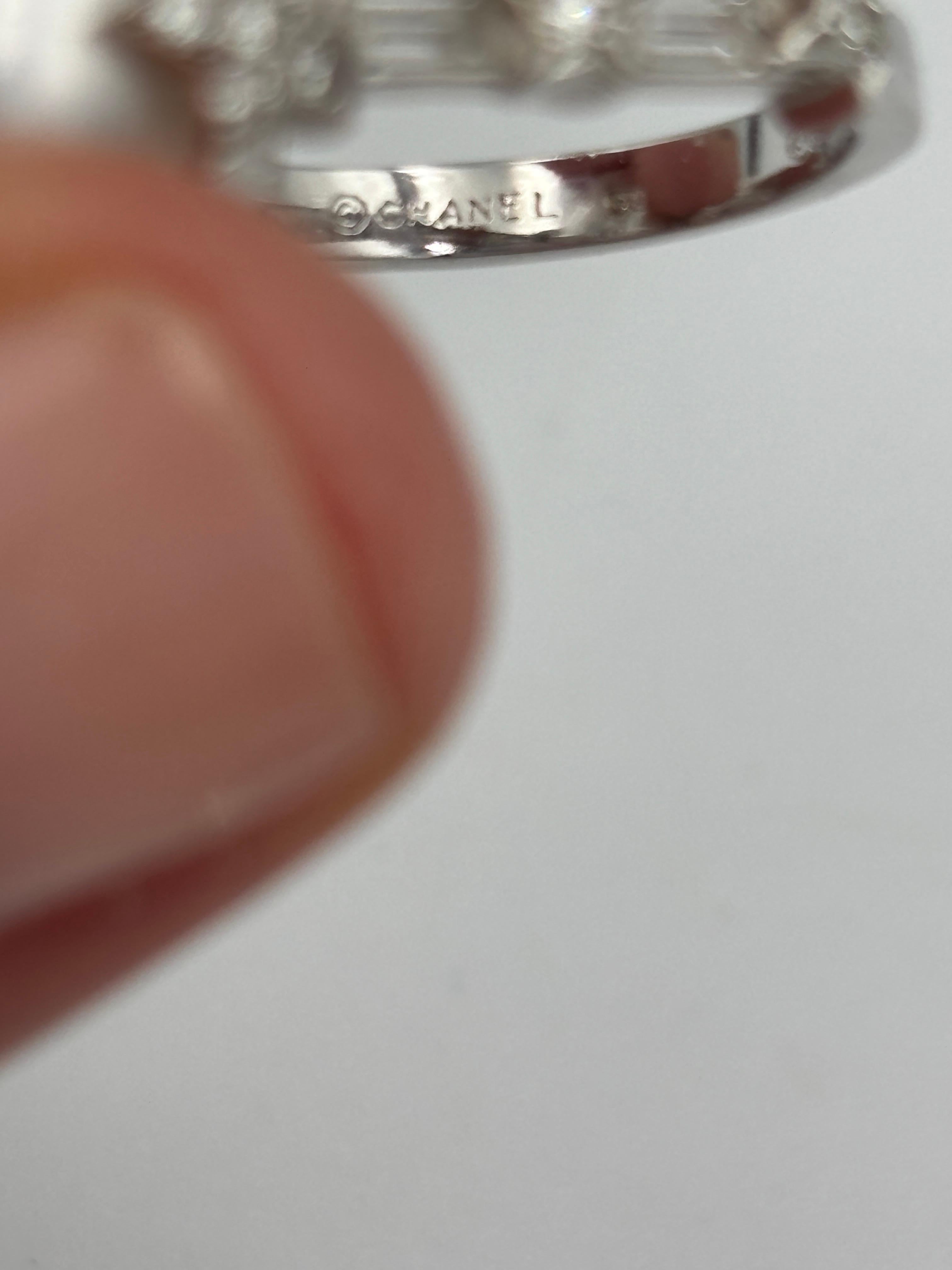 Un paio di anelli Chanel con perle bianche e grigie e diamanti in vendita 2