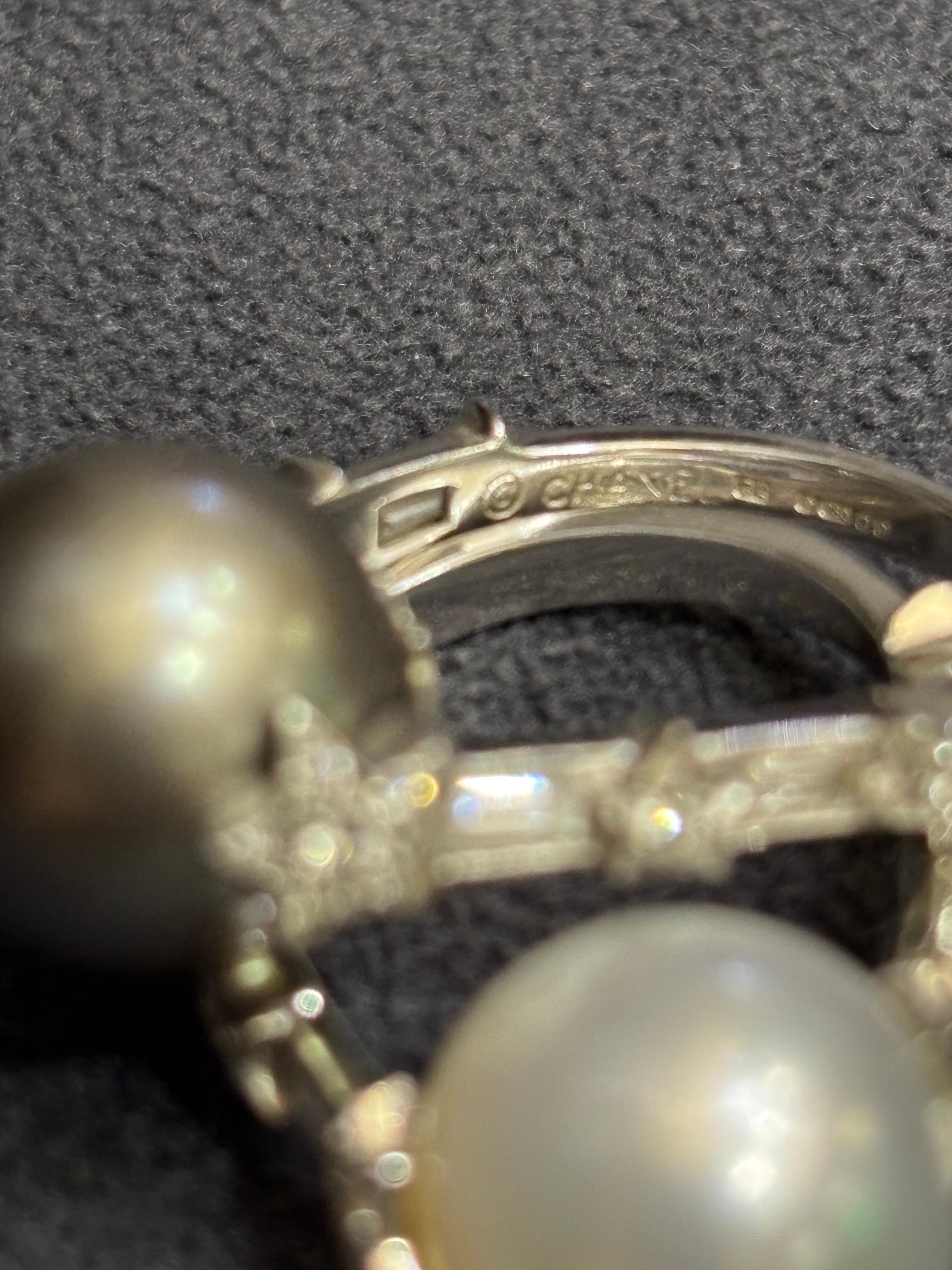 Un paio di anelli Chanel con perle bianche e grigie e diamanti in vendita 3