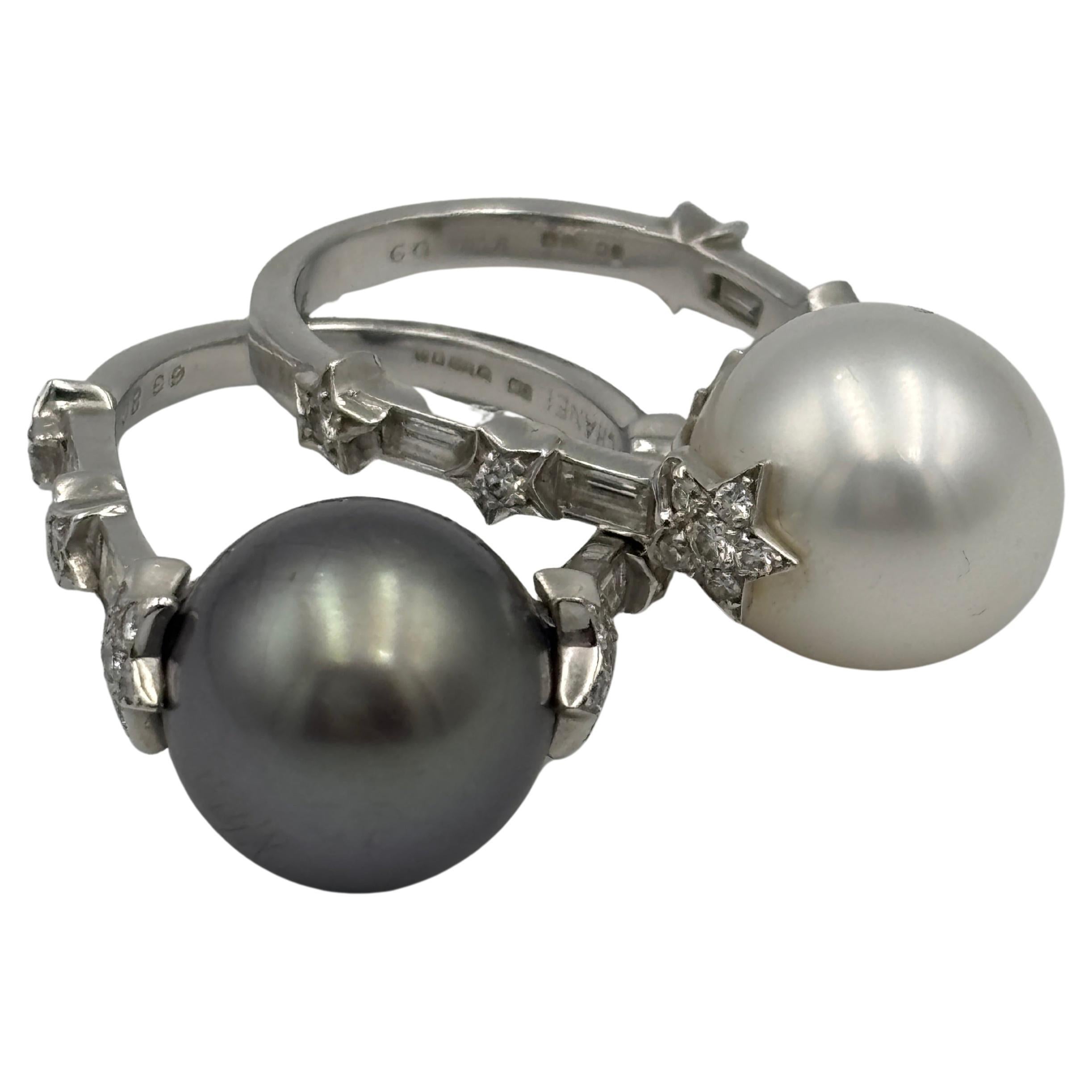 Un paio di anelli Chanel con perle bianche e grigie e diamanti in vendita