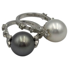 Ein Paar weiße und graue Chanel-Perlenringe mit Diamanten