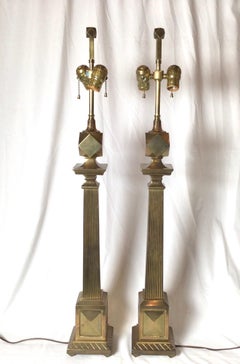 Paire de lampes de table Chapman en laiton coulé:: style colonne de paysage urbain