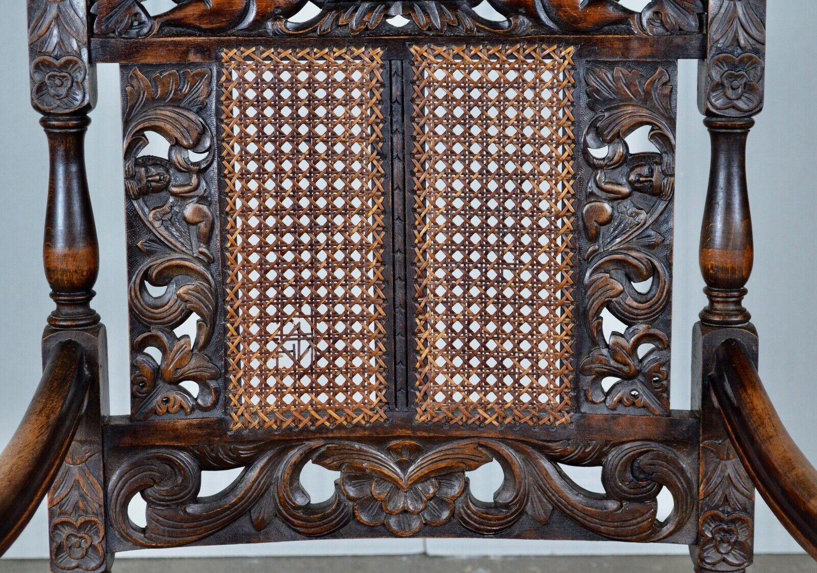 Début du 20ème siècle Paire de fauteuils Charles II en noyer sculpté à la main en vente