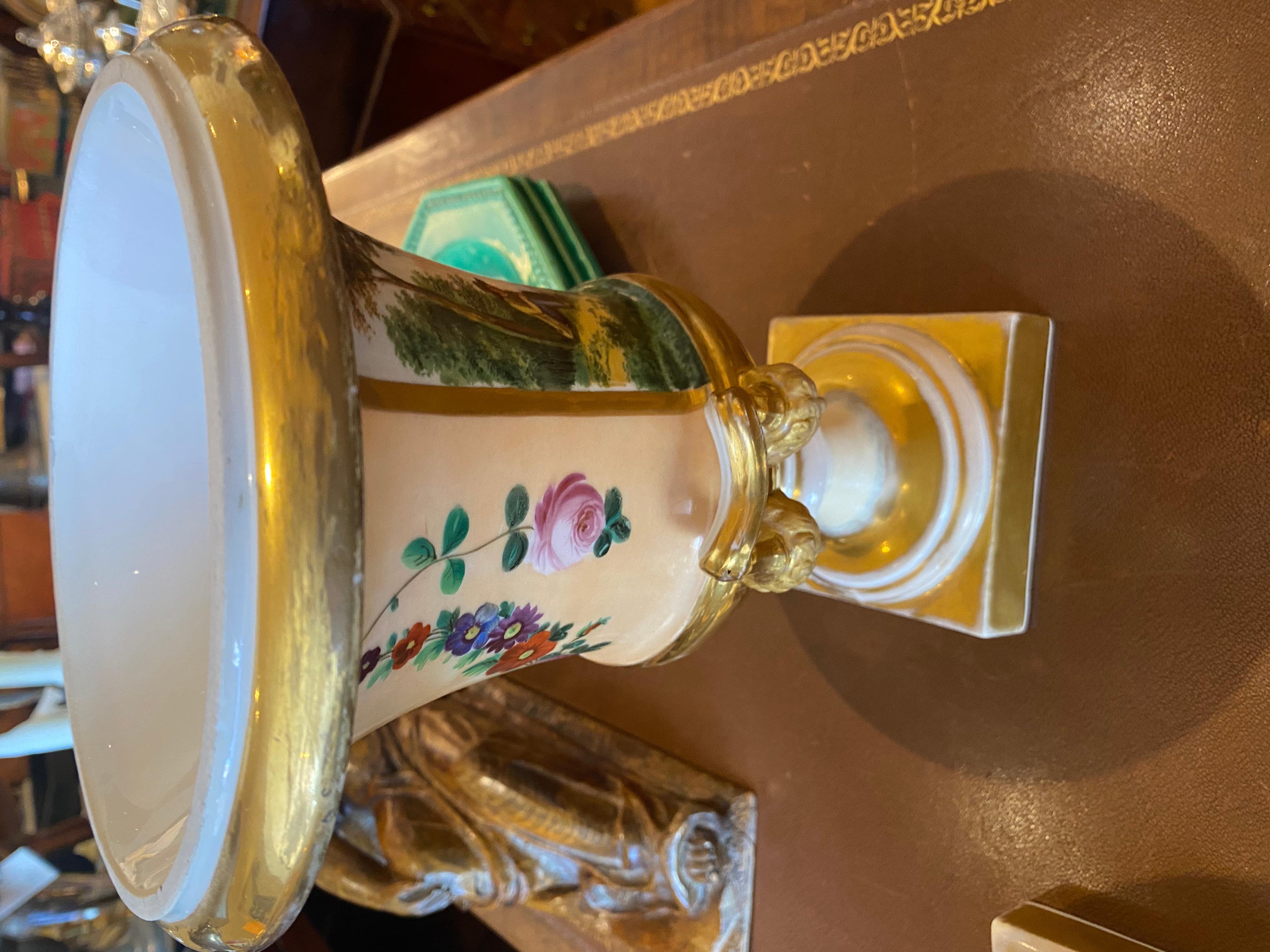 Paire d'urnes en porcelaine peinte de Charles X Paris. Bon état - En vente à Buchanan, MI