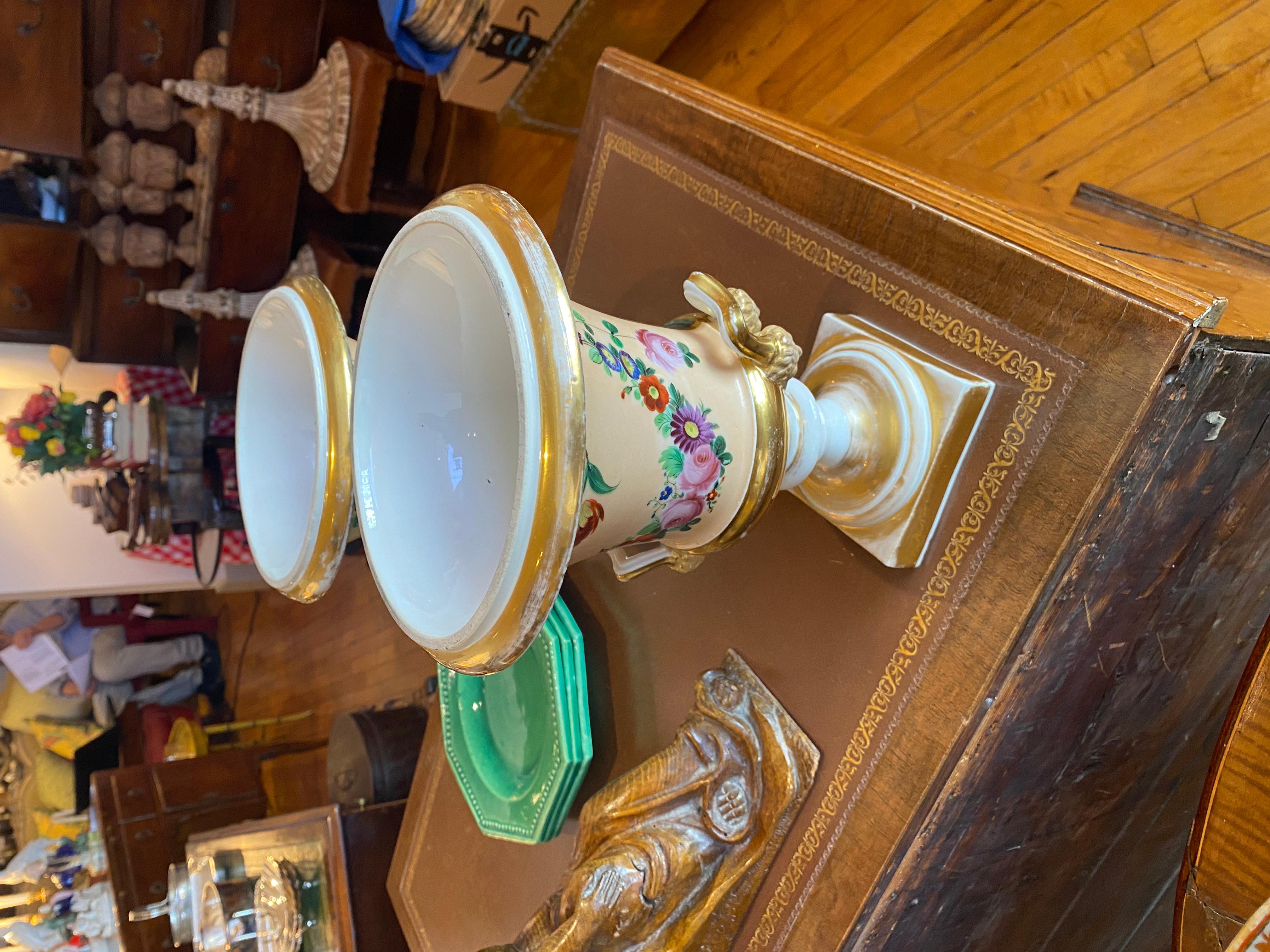 XIXe siècle Paire d'urnes en porcelaine peinte de Charles X Paris. en vente