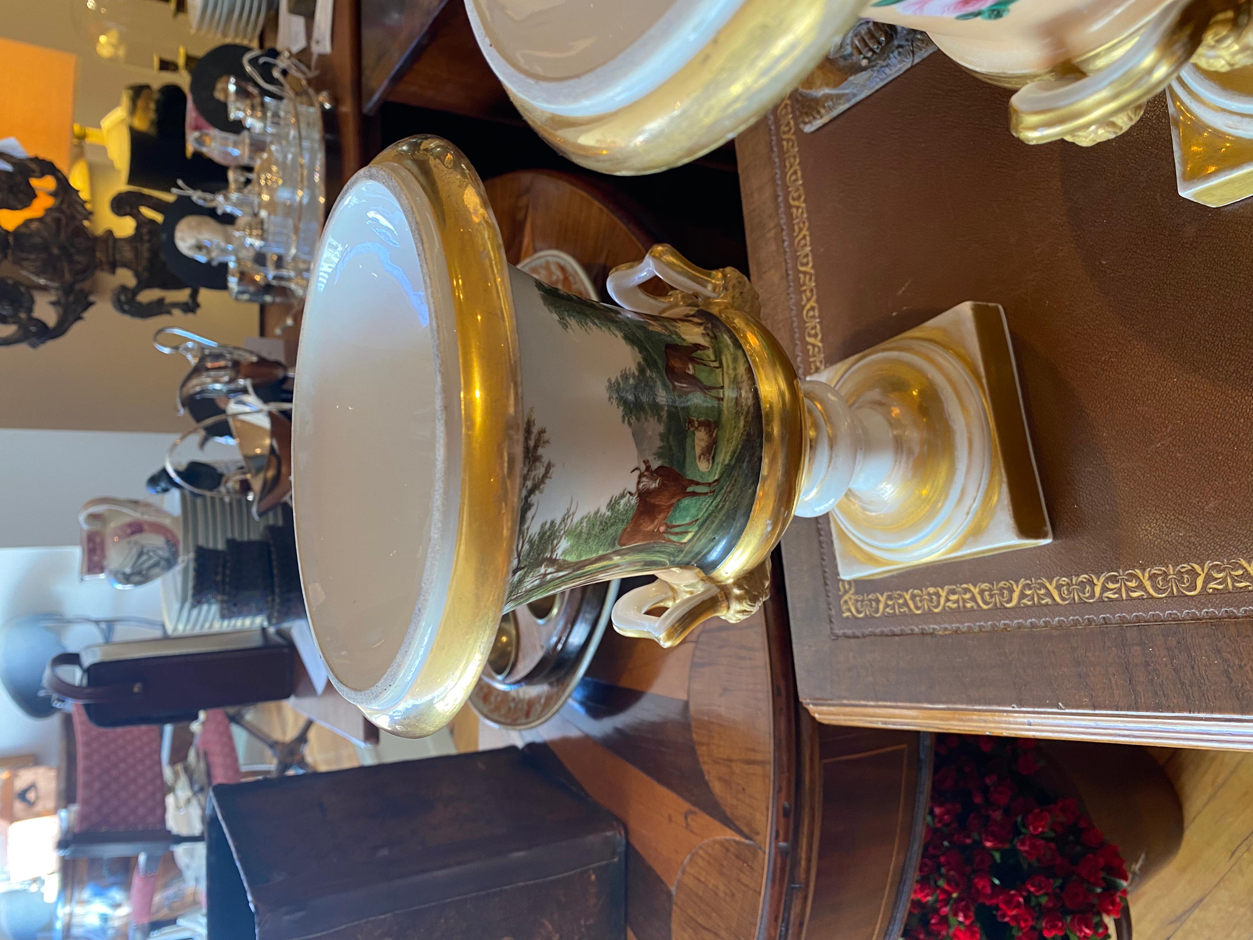 Porcelaine Paire d'urnes en porcelaine peinte de Charles X Paris. en vente
